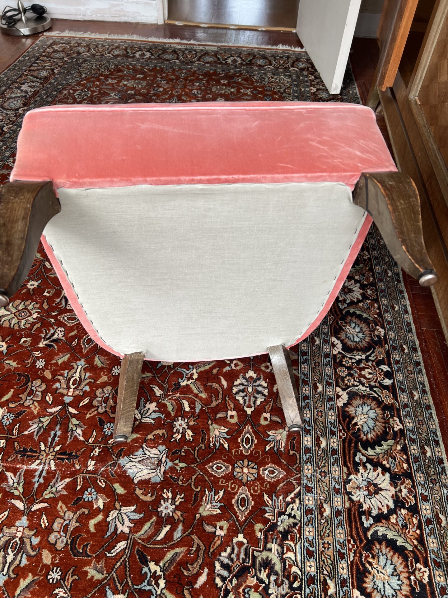 Fauteuil ancien dossier haut velours rose pale – Image 4
