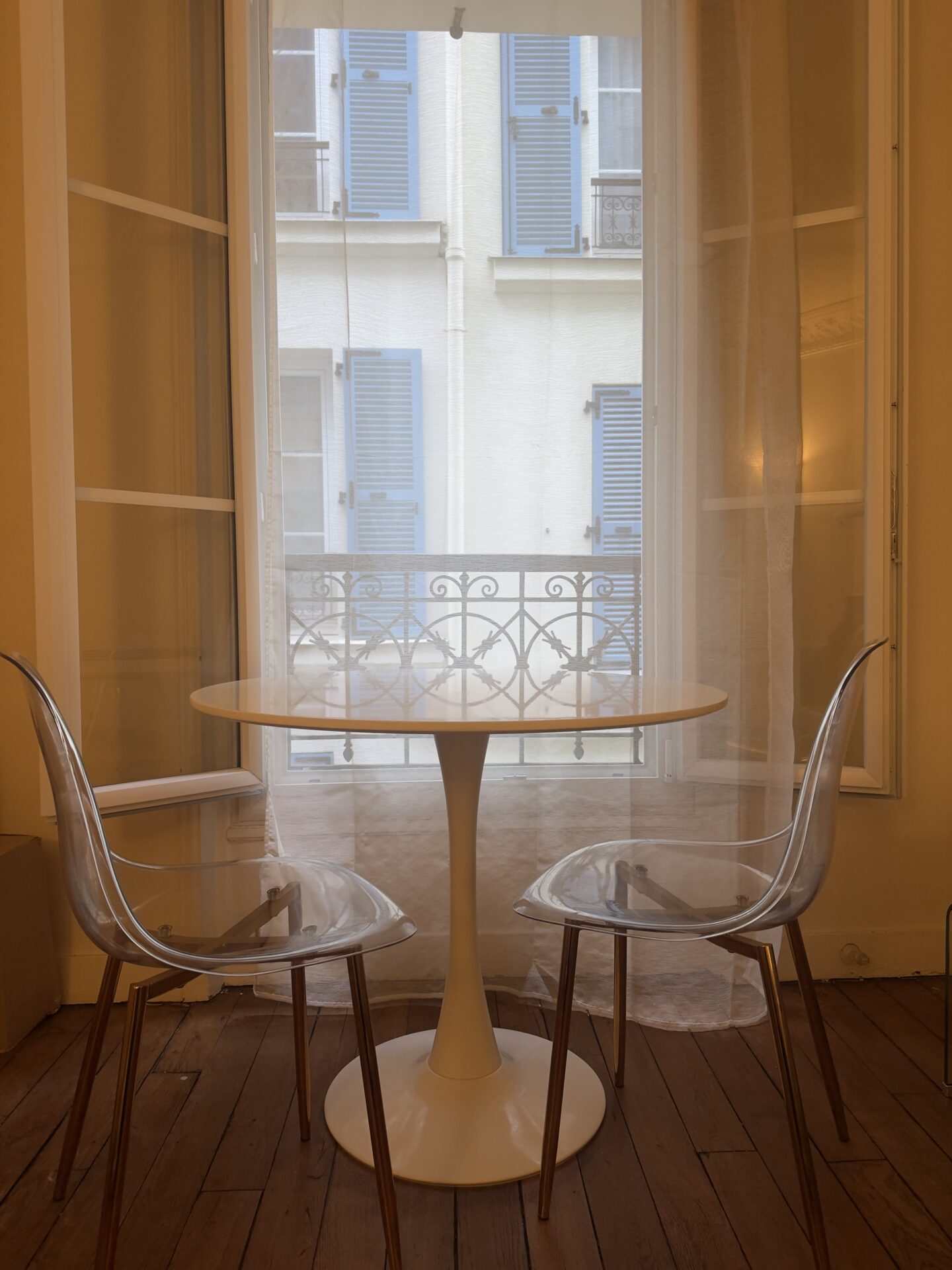 Lot table blanche tulipe + 2 chaises transparentes – Image 2