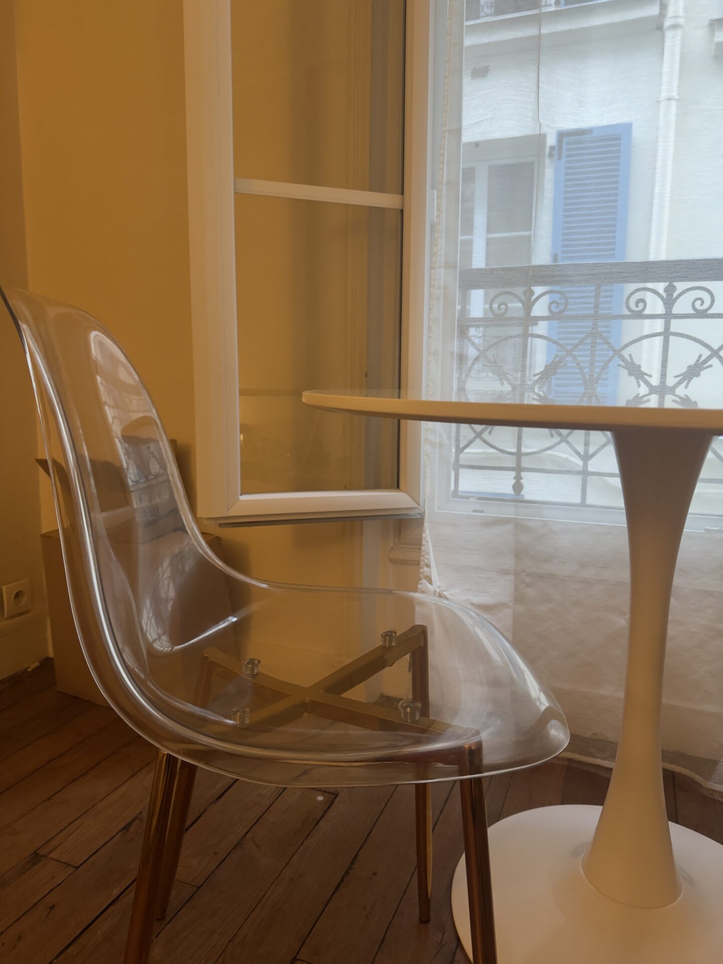 Lot table blanche tulipe + 2 chaises transparentes – Image 3