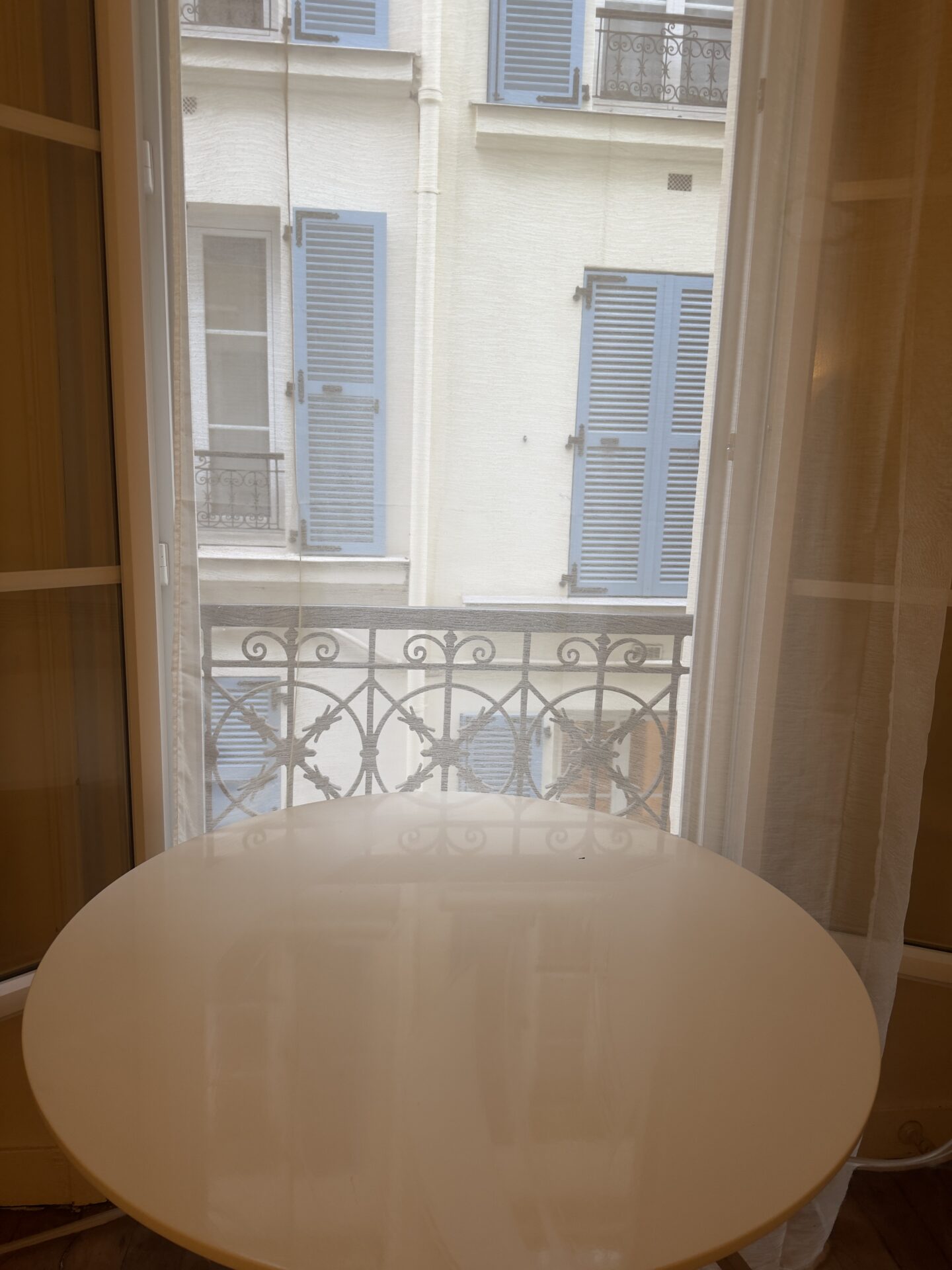 Lot table blanche tulipe + 2 chaises transparentes – Image 4
