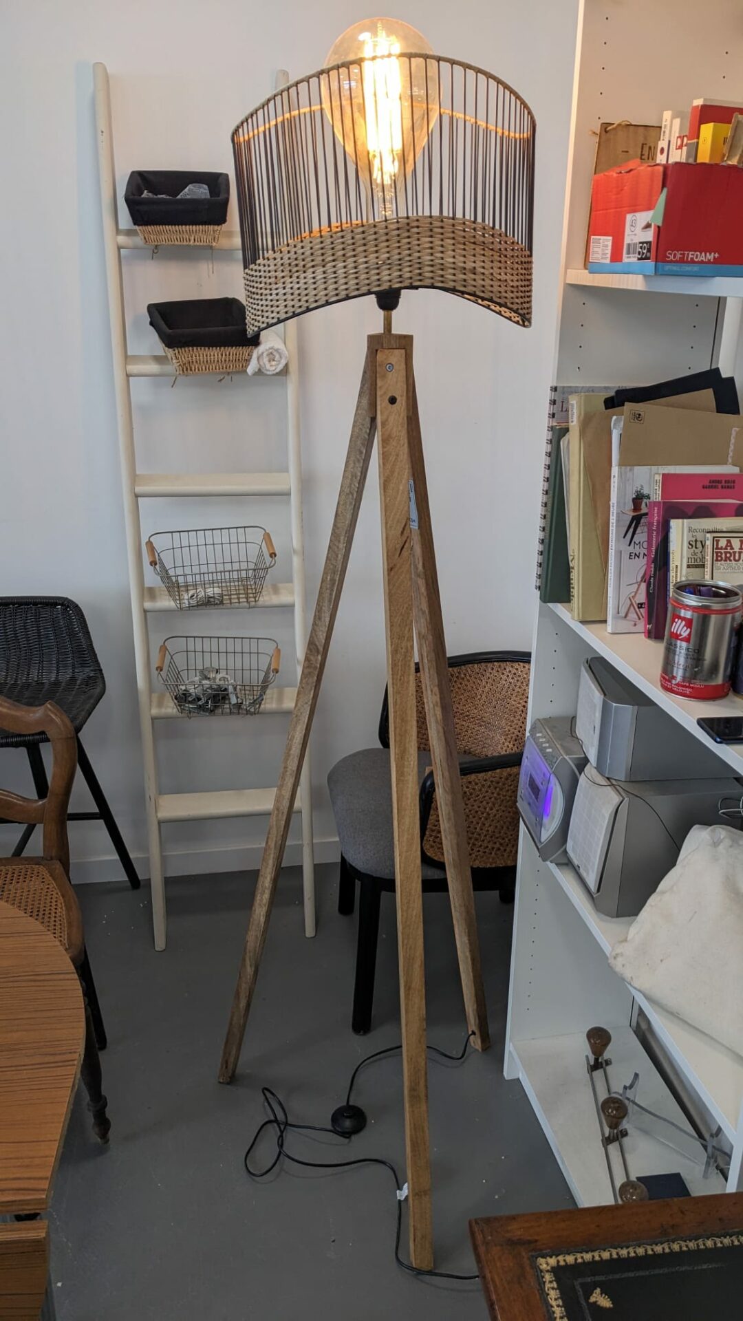 Lampadaire en manguier massif et rotin - Oviala – Image 2