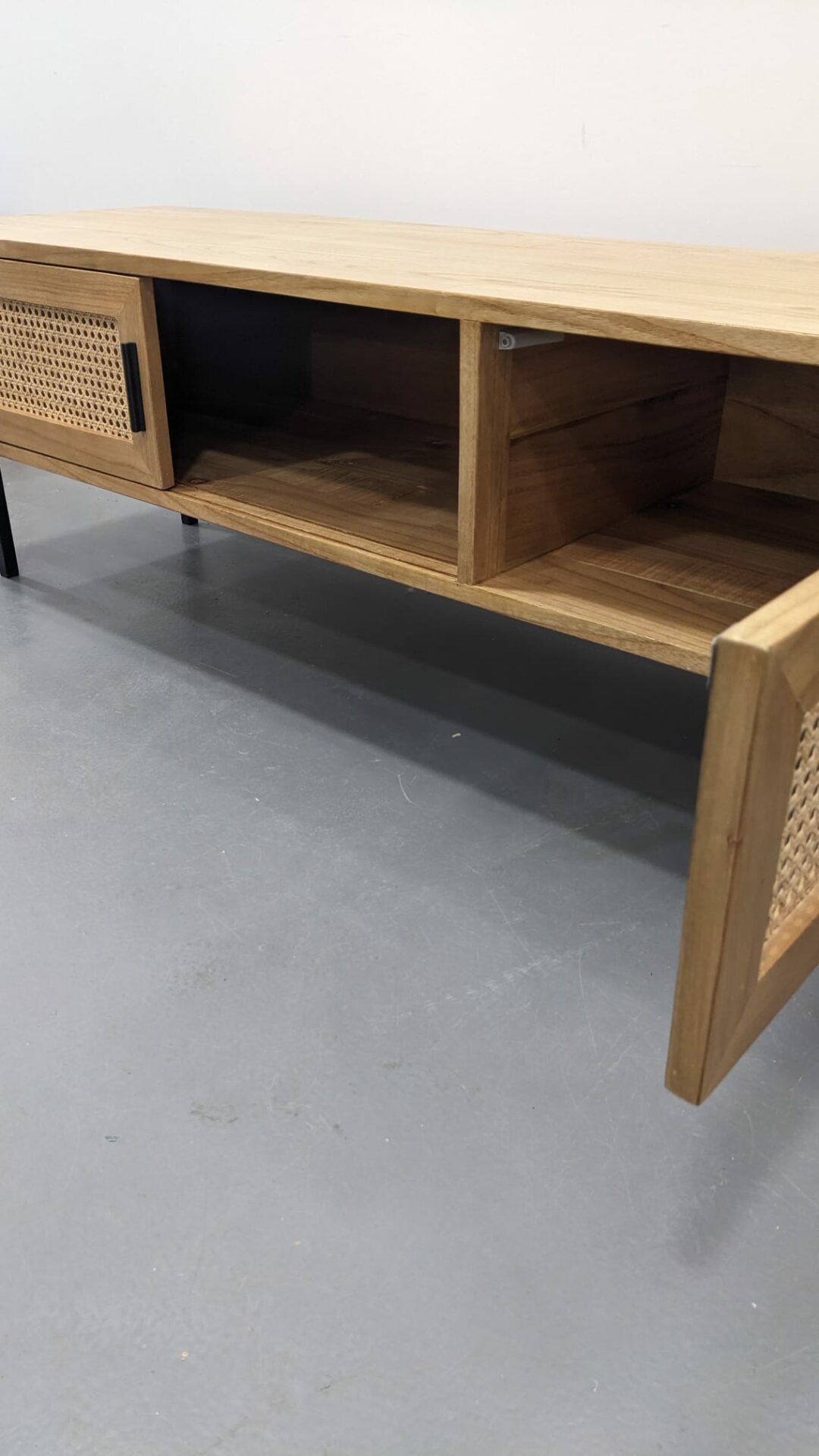 Meuble TV en mindi massif et cannage 140 cm – Image 6