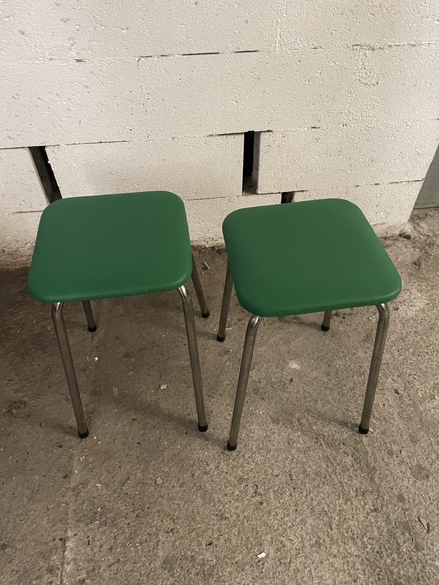Paire de tabourets vintage assises refaites en Skaï vert – Image 2