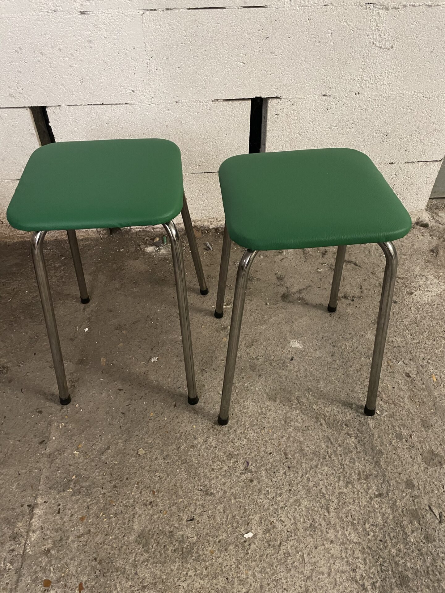 Paire de tabourets vintage assises refaites en Skaï vert – Image 3