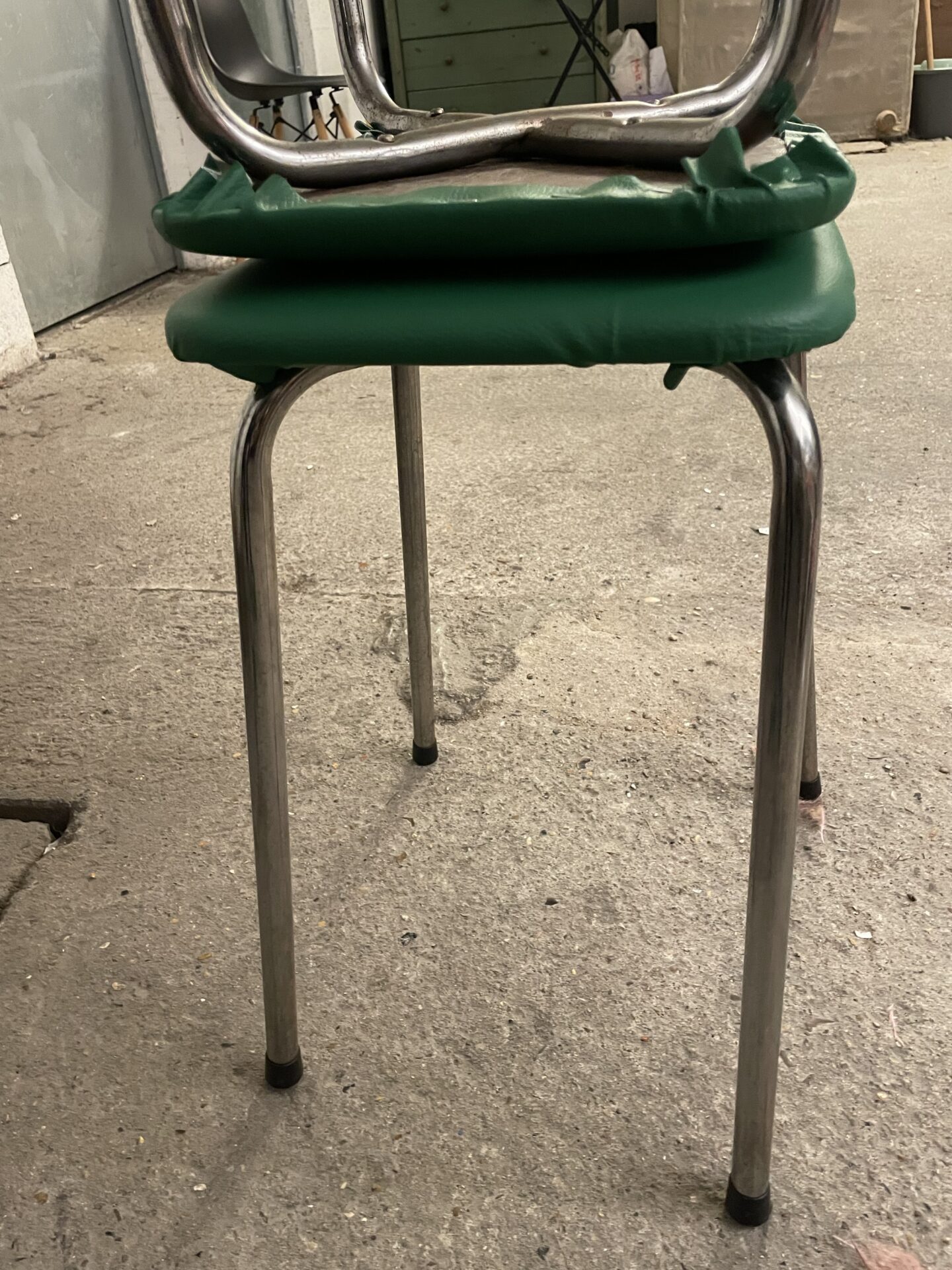 Paire de tabourets vintage assises refaites en Skaï vert – Image 4