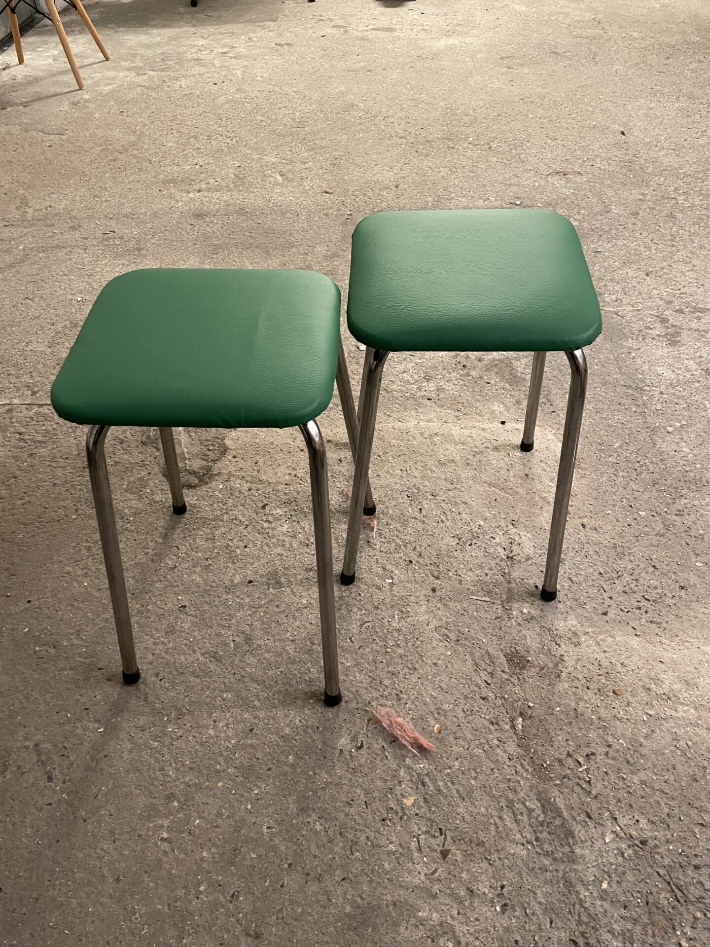 Paire de tabourets vintage assises refaites en Skaï vert – Image 5