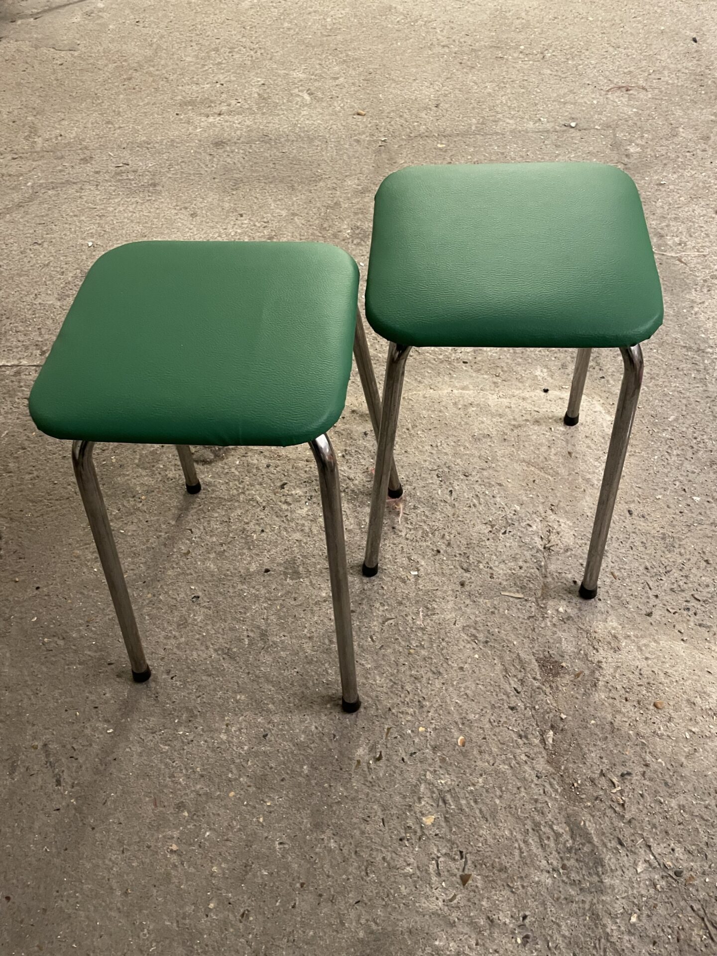 Paire de tabourets vintage assises refaites en Skaï vert – Image 6
