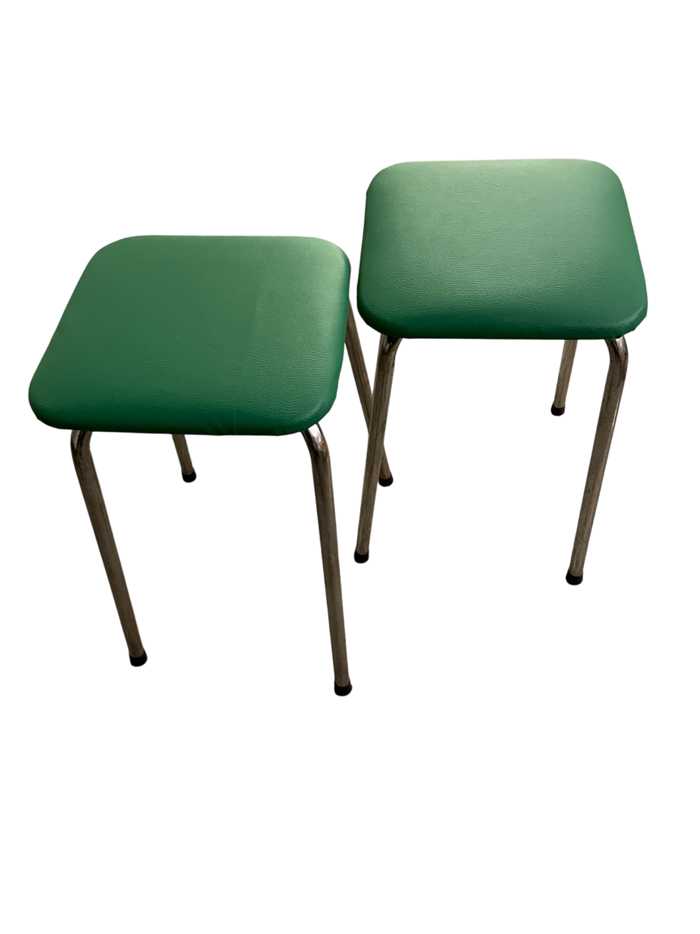 Paire de tabourets vintage assises refaites en Skaï vert
