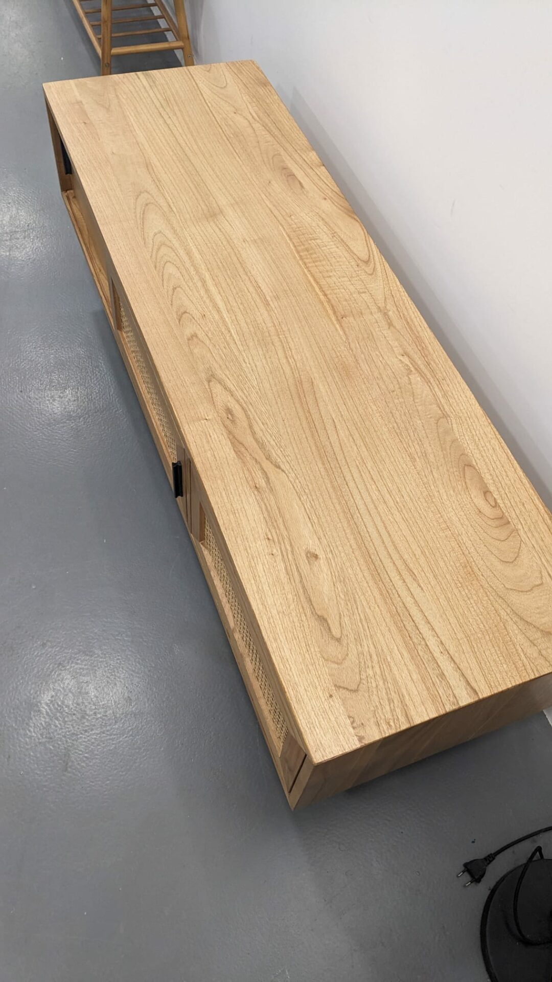 Meuble TV en mindi massif et cannage 140 cm – Image 5