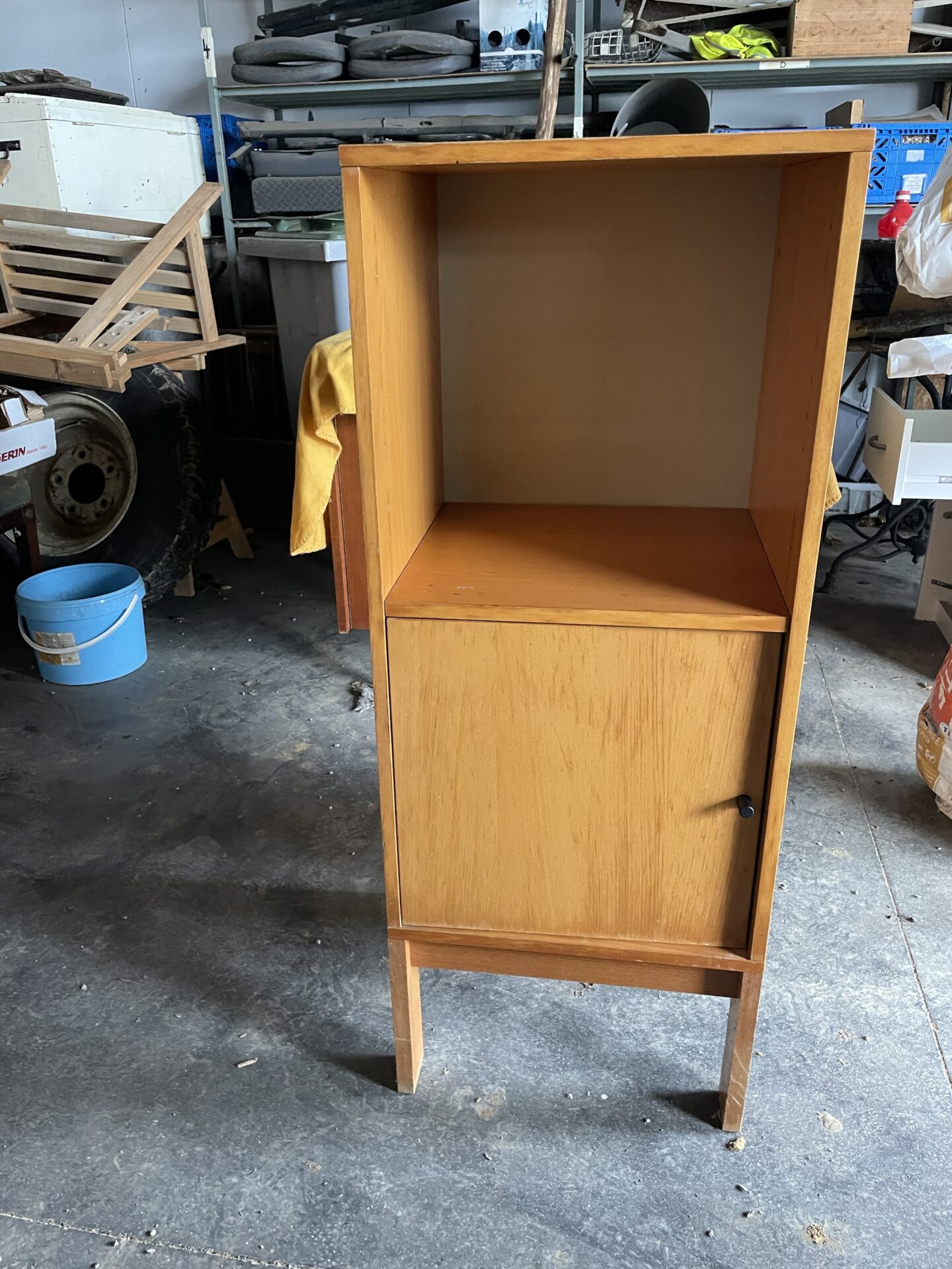 Colonne de rangement bois blond vintage – Image 3