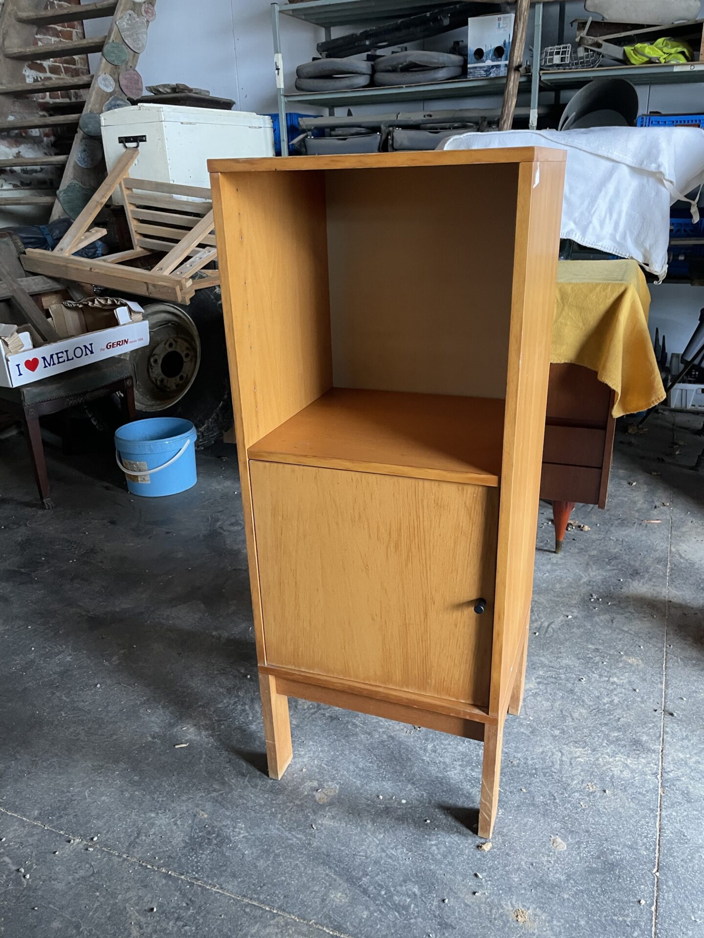 Colonne de rangement bois blond vintage – Image 4