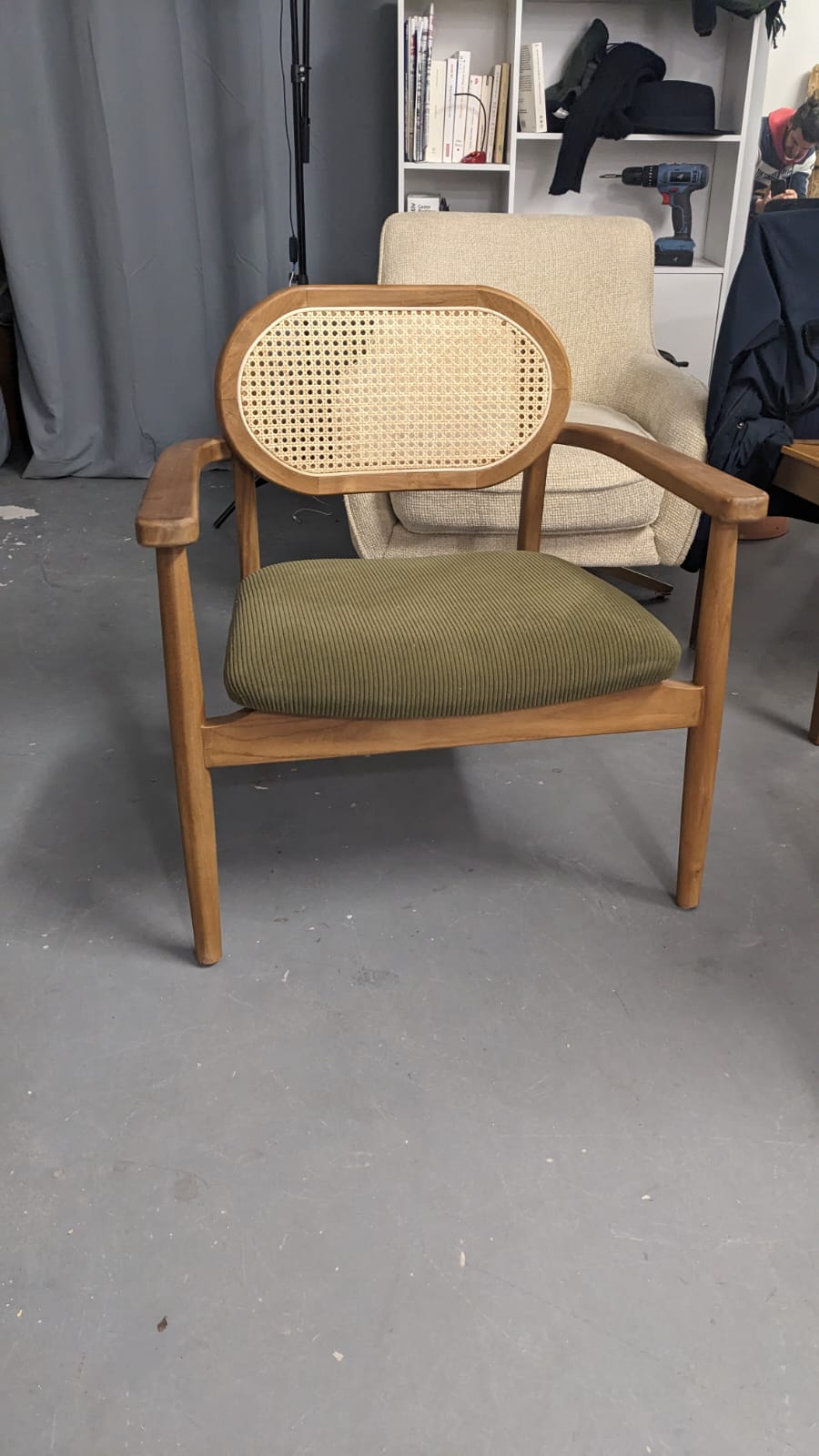 Fauteuil en teck massif, cannage et velours – Image 2