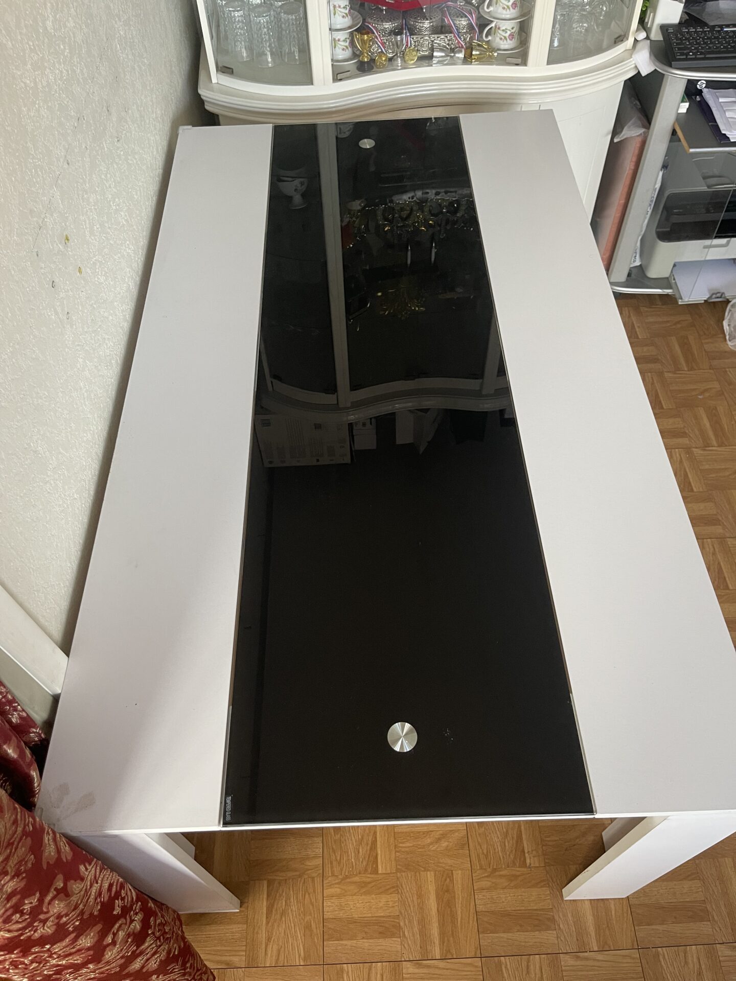 Table à manger bois blanc et verre noir central – Image 3