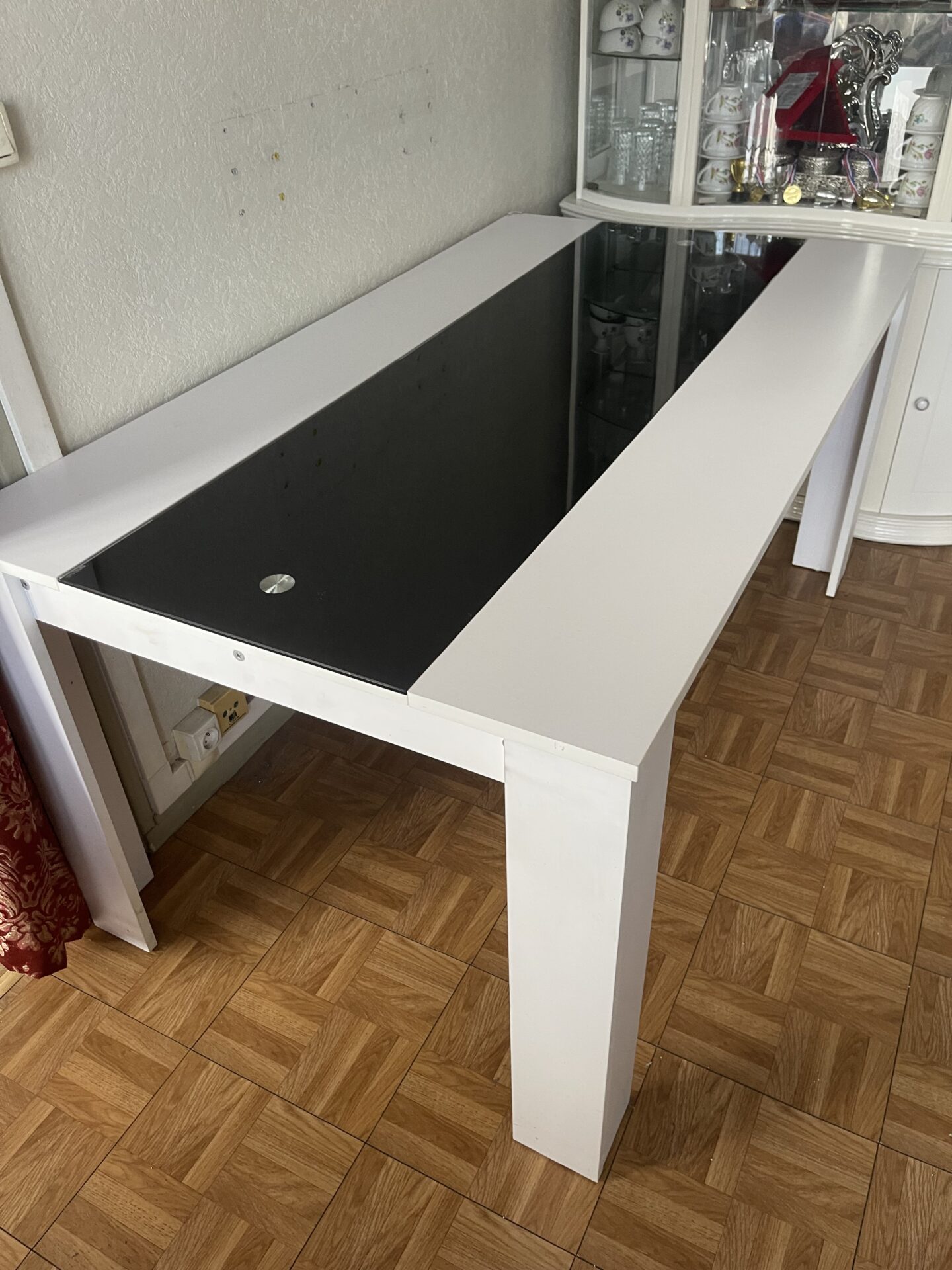 Table à manger bois blanc et verre noir central – Image 4