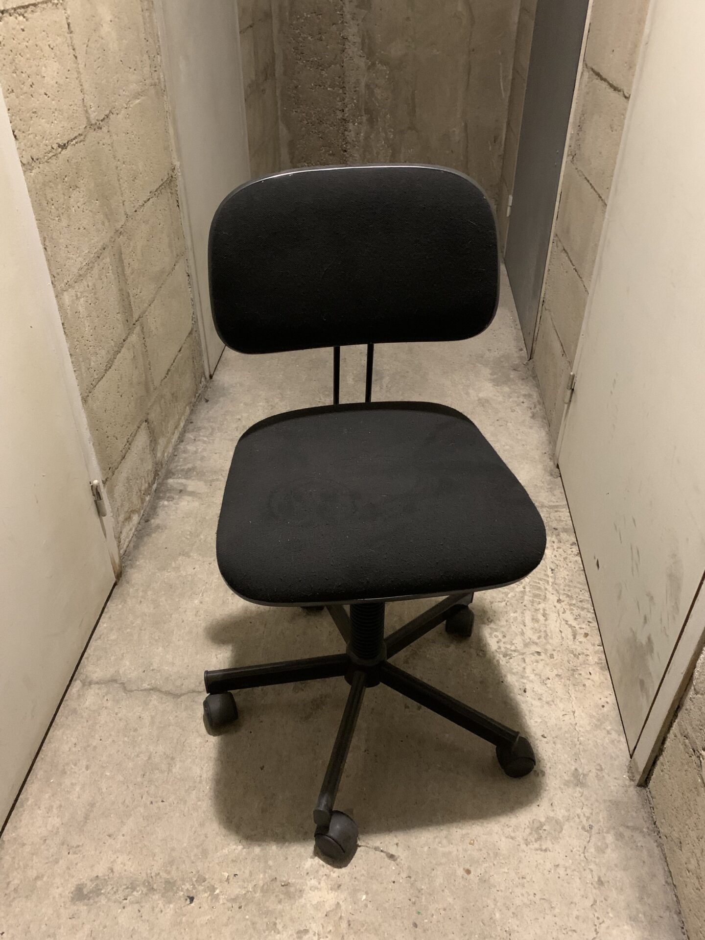 Chaise de bureau noire à roulettes – Image 2