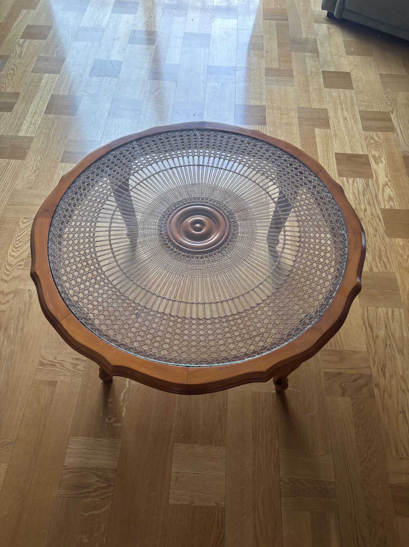 Table basse ronde en bois, verre et osier – Image 5