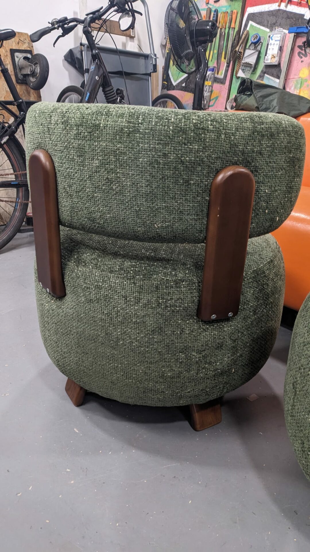 Paire de Fauteuils PLATON bois noyer tweed vert – Image 5