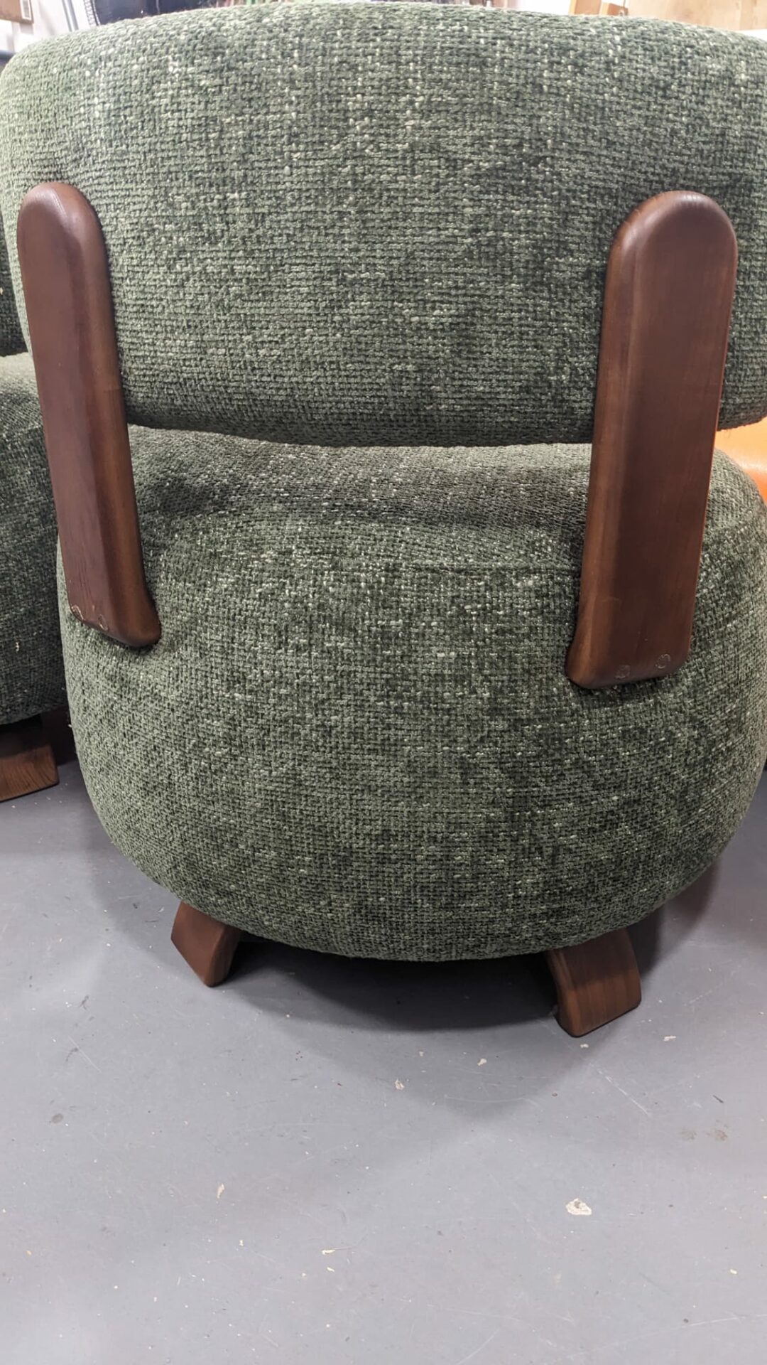 Paire de Fauteuils PLATON bois noyer tweed vert – Image 4