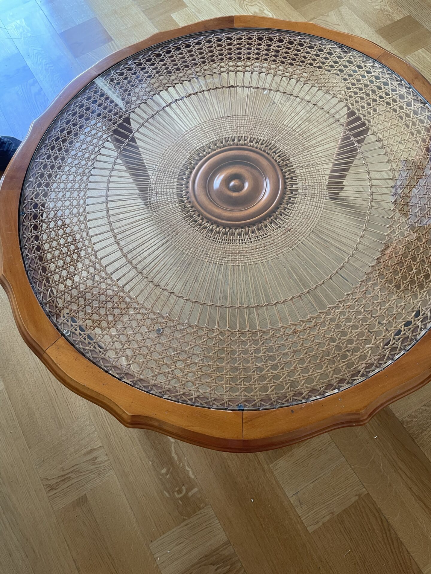 Table basse ronde en bois, verre et osier – Image 2