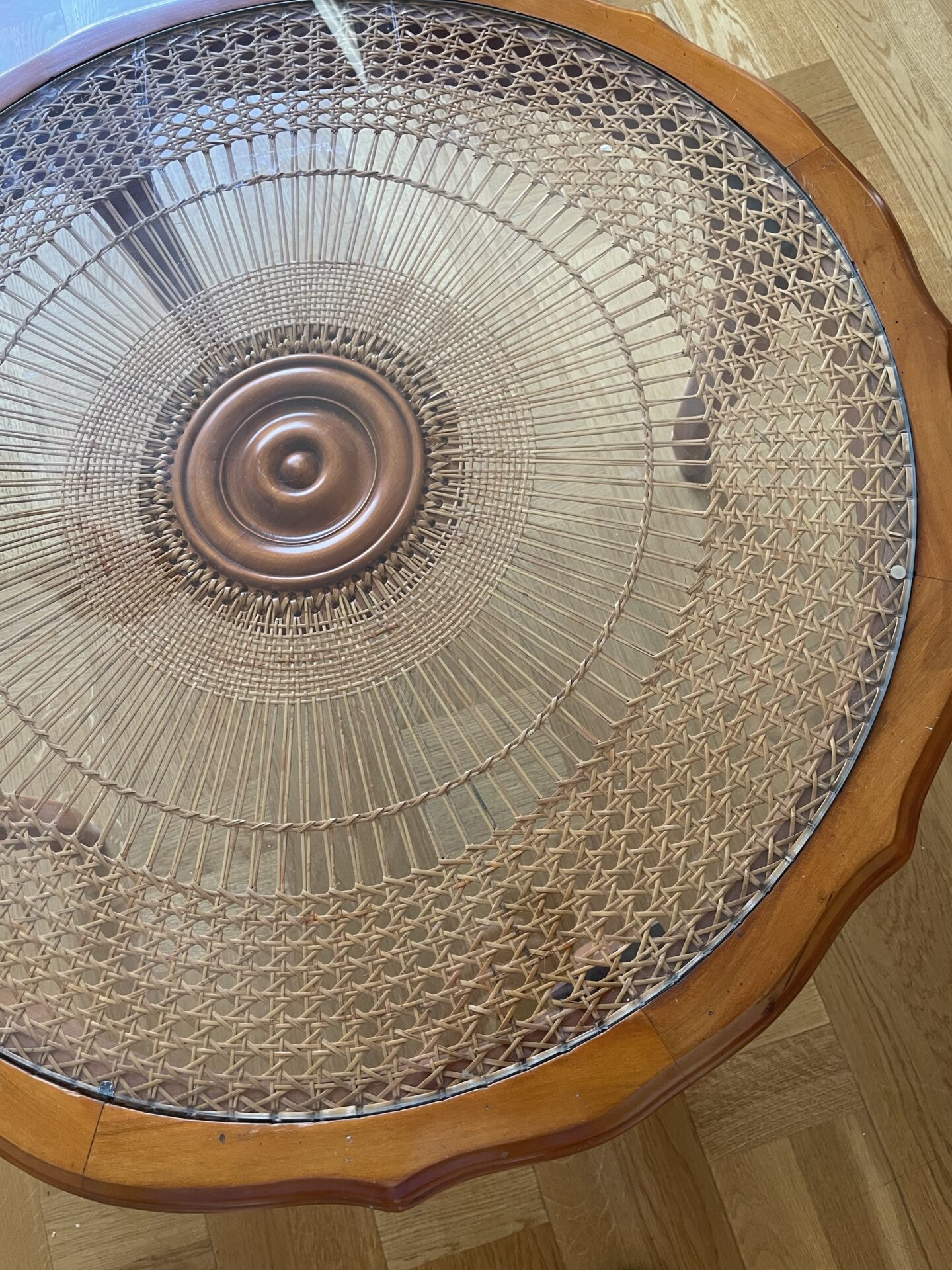 Table basse ronde en bois, verre et osier – Image 3