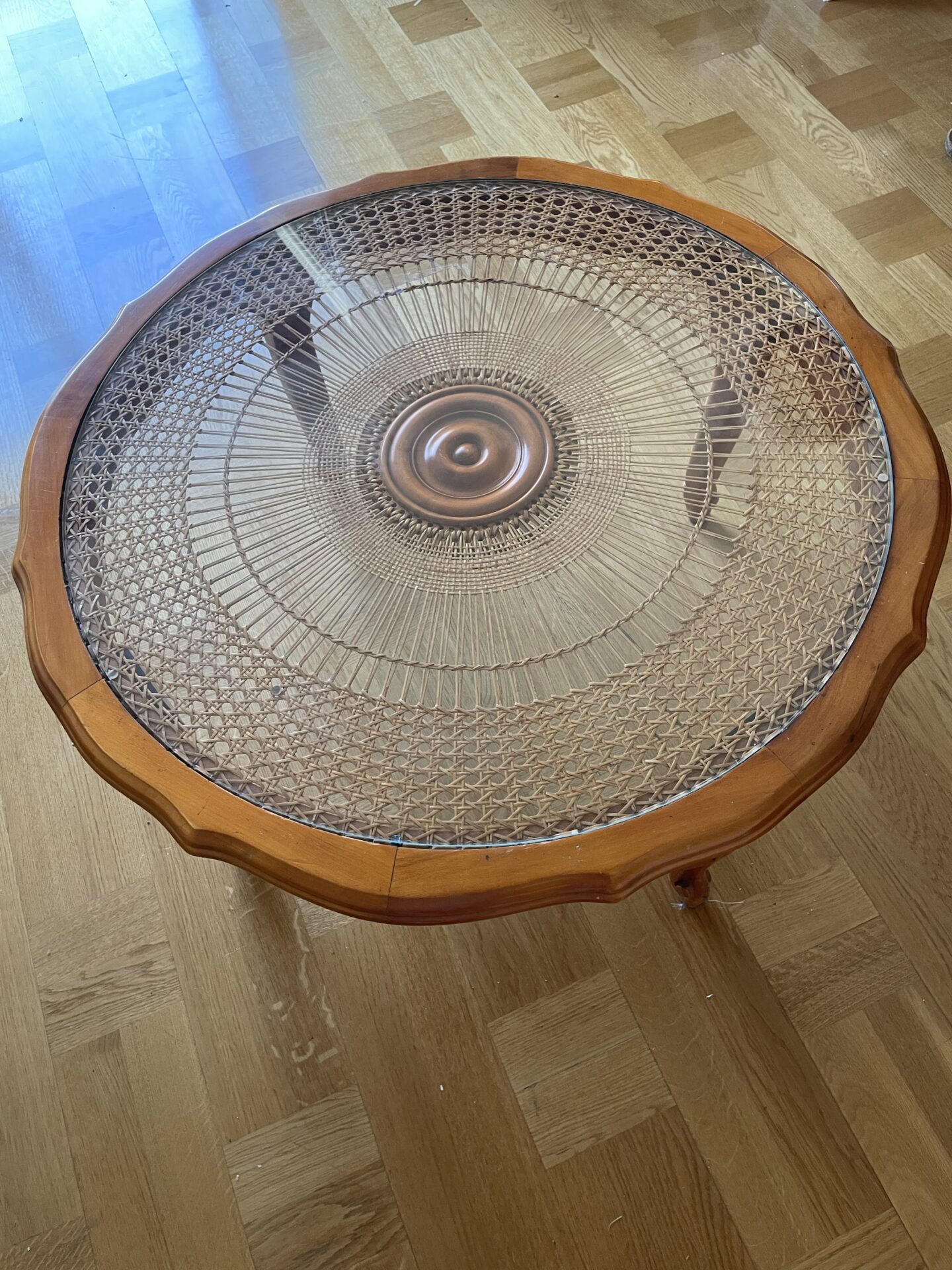 Table basse ronde en bois, verre et osier – Image 4