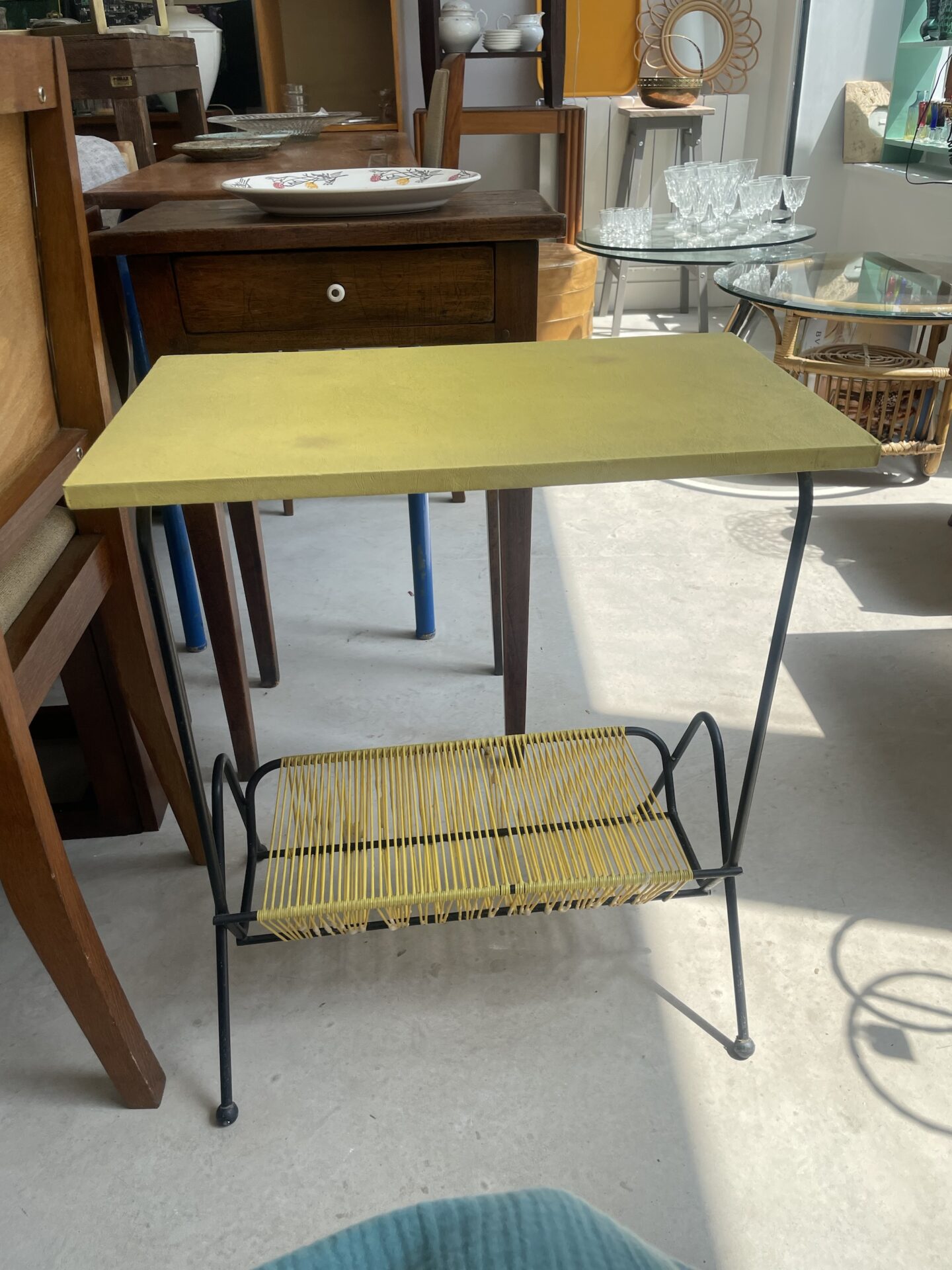 Table d’appoint scoubidou jaune vintage – Image 2