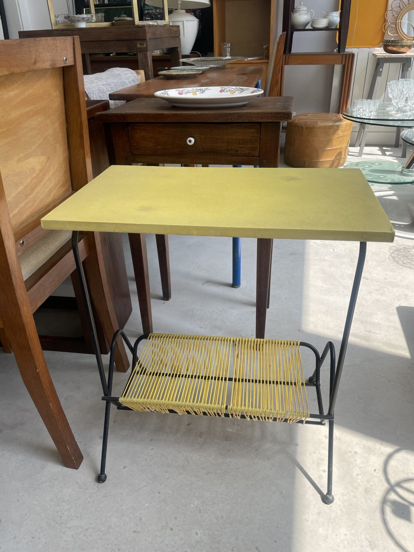 Table d’appoint scoubidou jaune vintage – Image 3