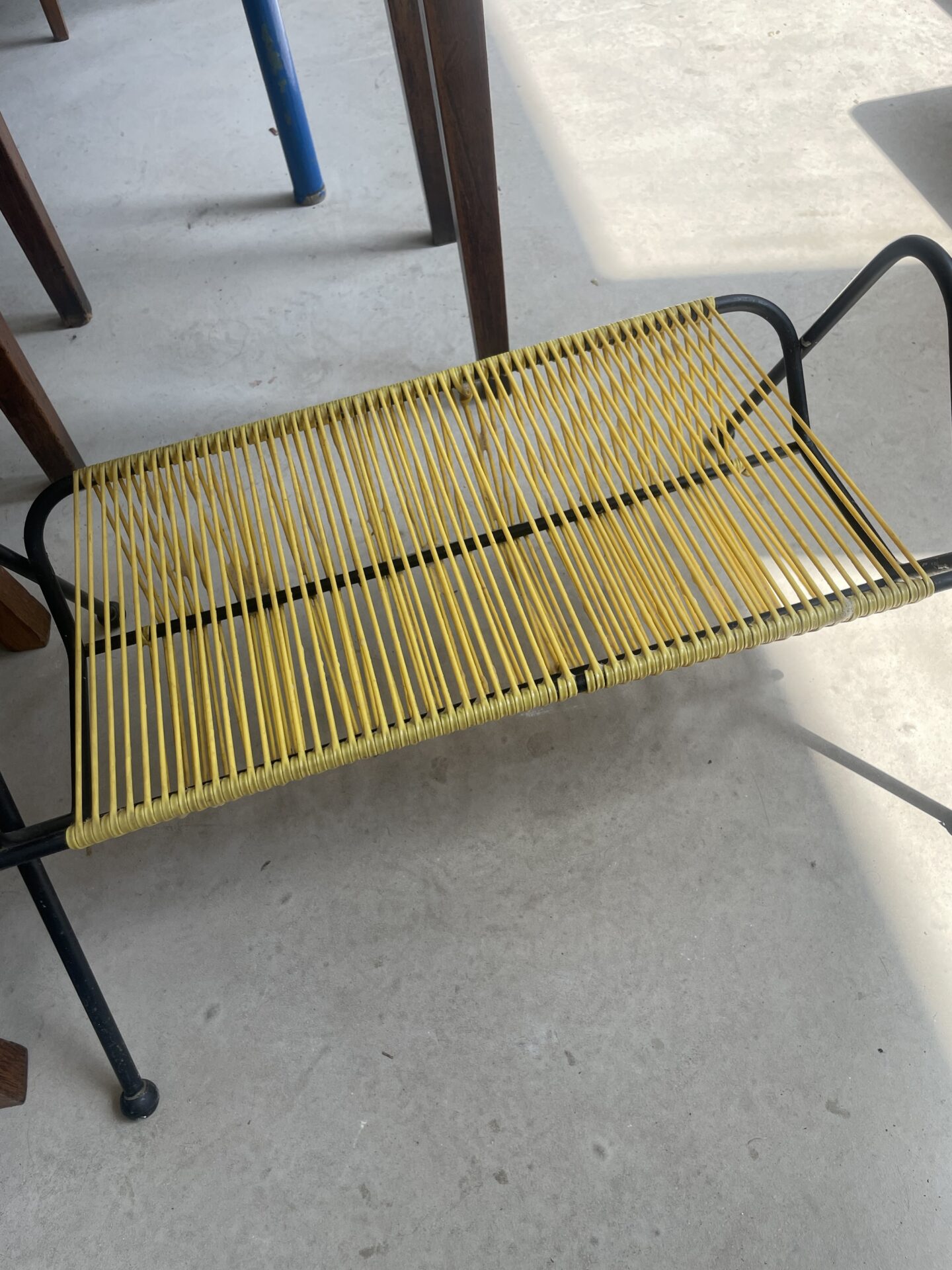 Table d’appoint scoubidou jaune vintage – Image 4