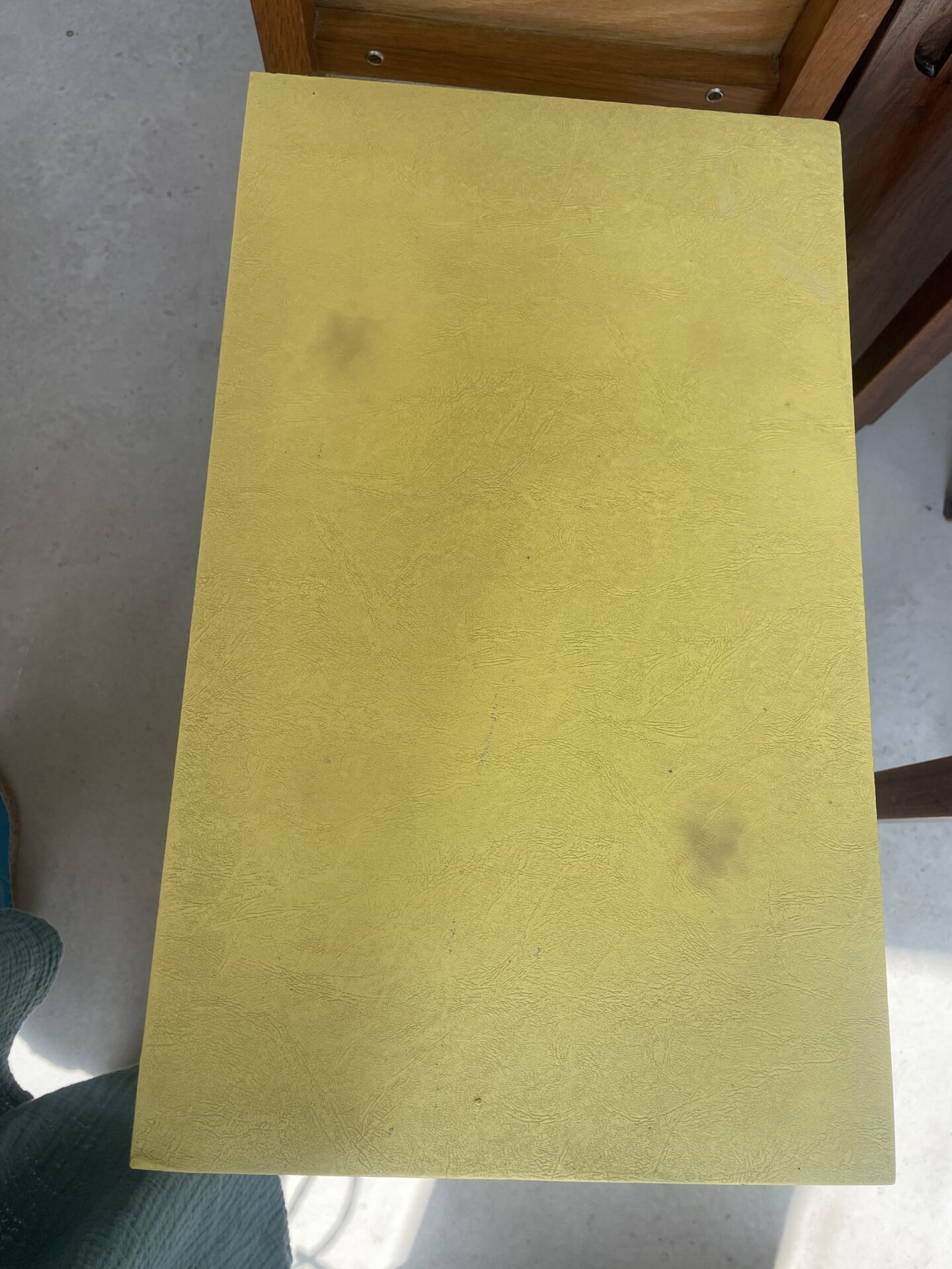 Table d’appoint scoubidou jaune vintage – Image 5
