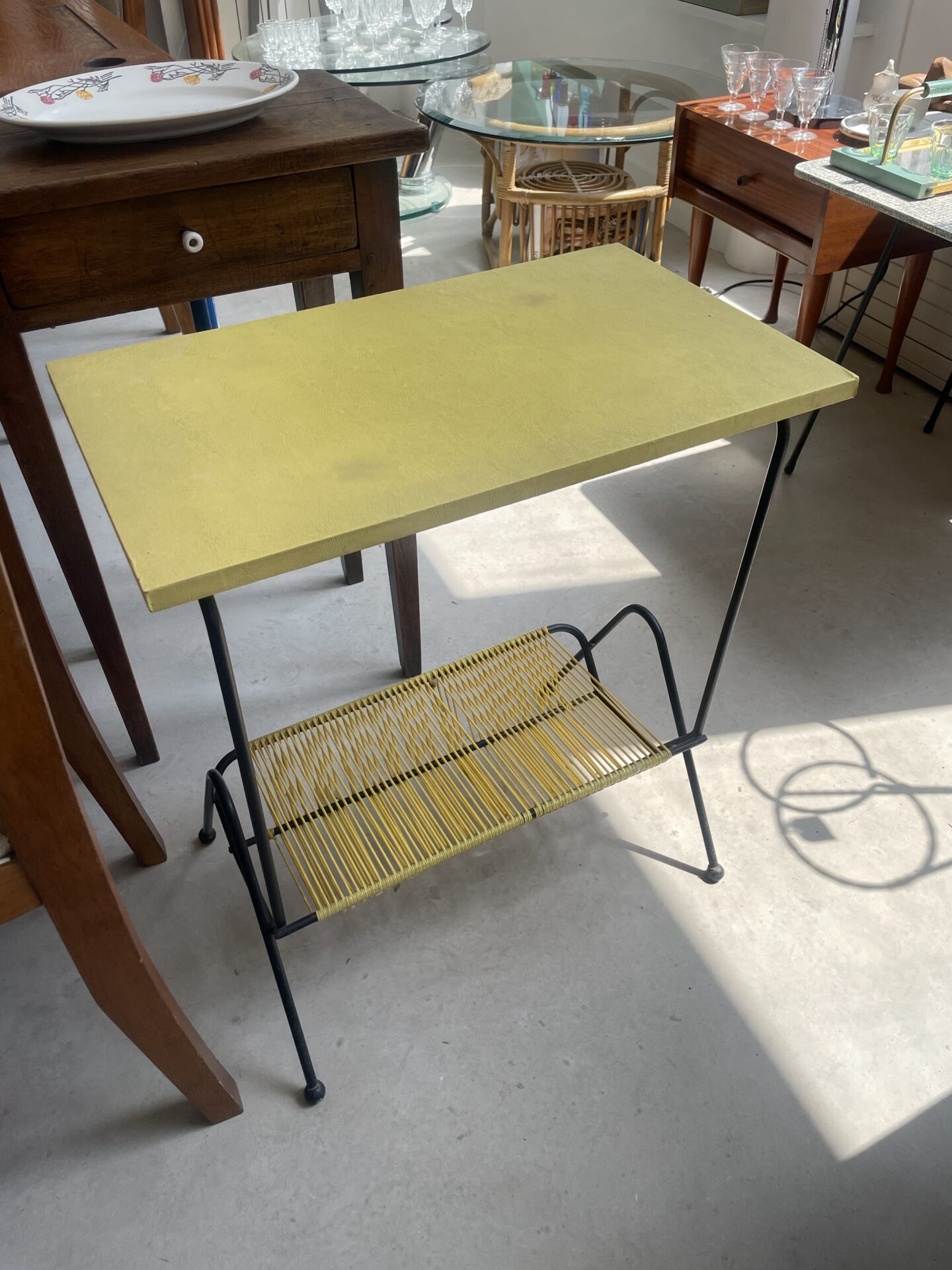 Table d’appoint scoubidou jaune vintage – Image 6