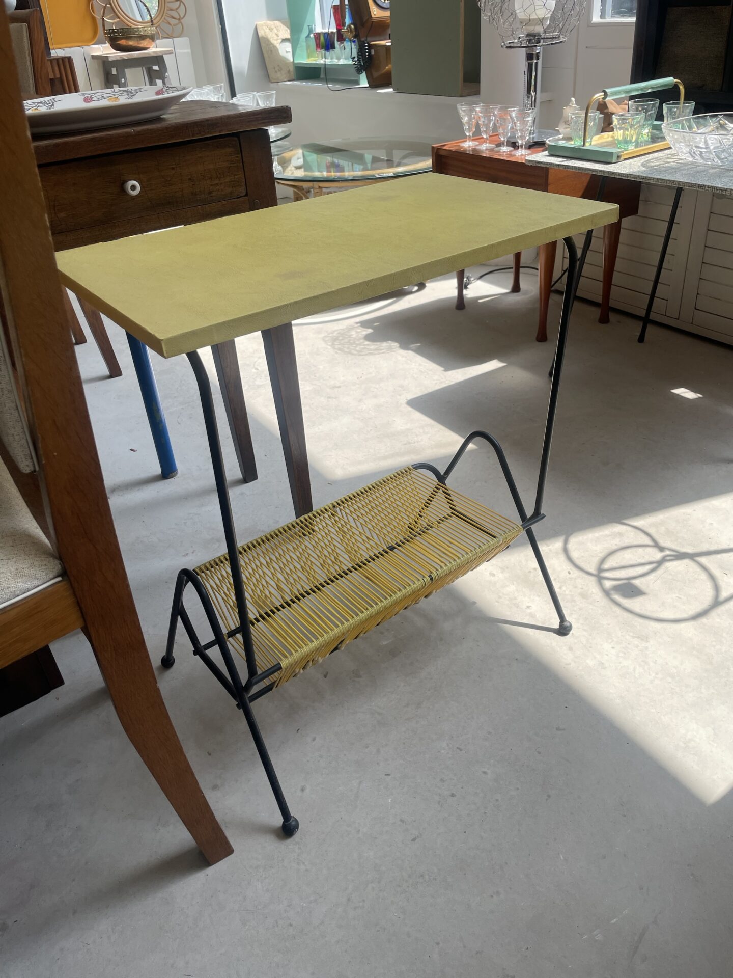Table d’appoint scoubidou jaune vintage – Image 7