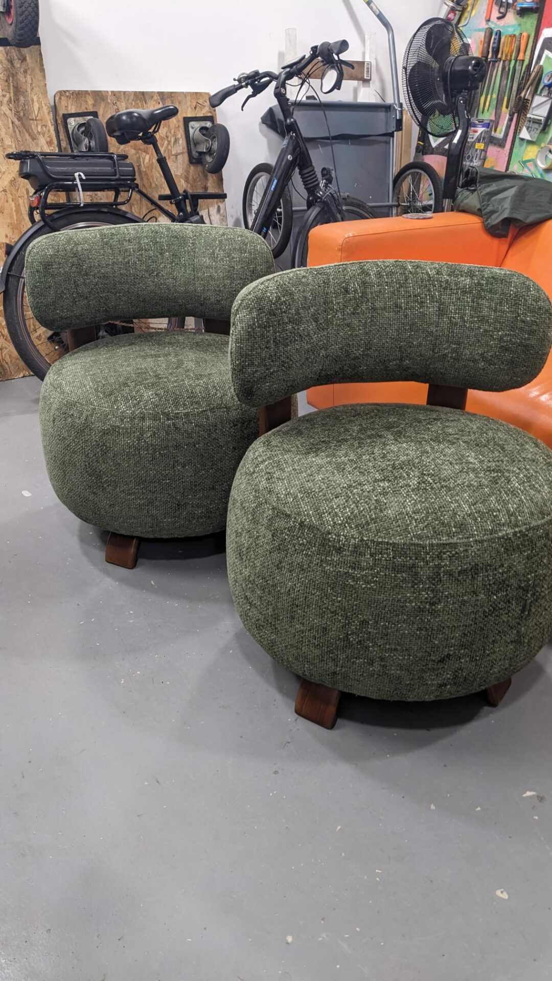 Paire de Fauteuils PLATON bois noyer tweed vert – Image 6