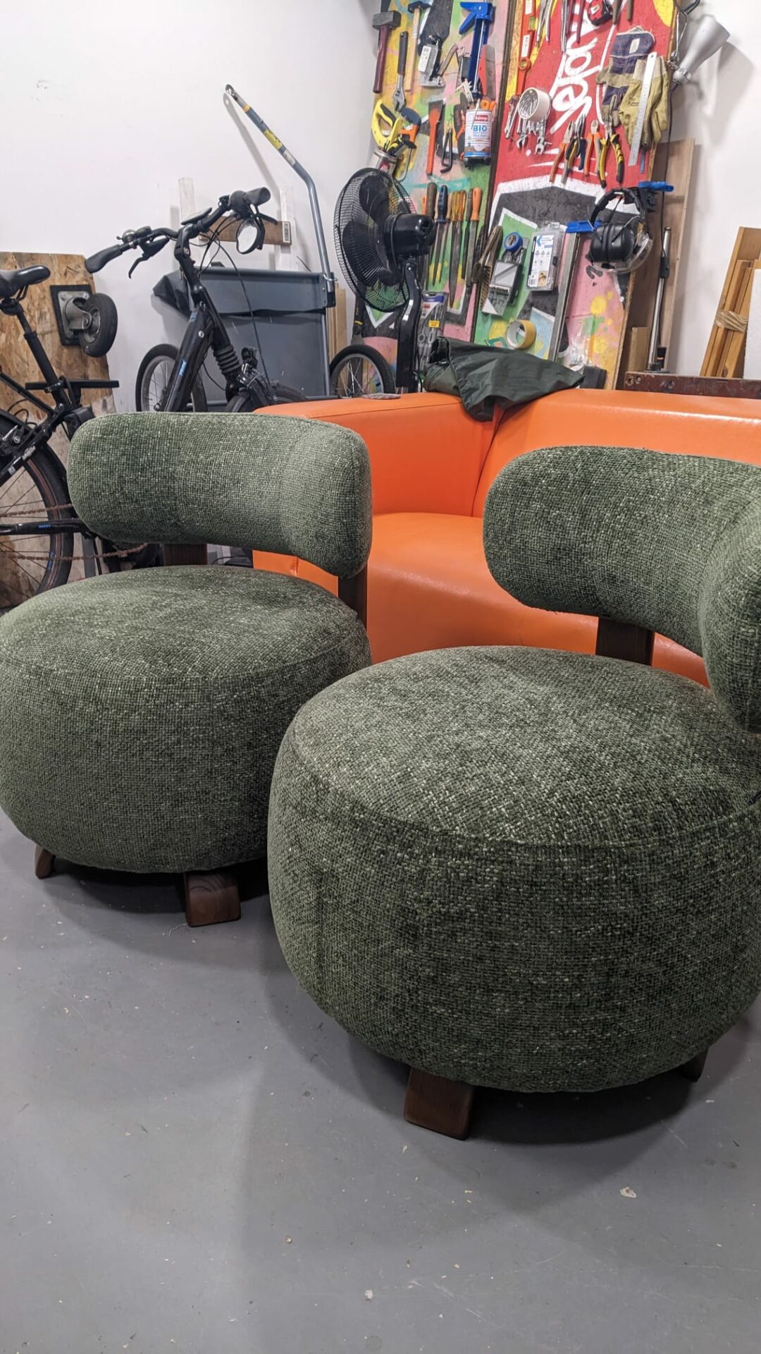 Paire de Fauteuils PLATON bois noyer tweed vert – Image 2