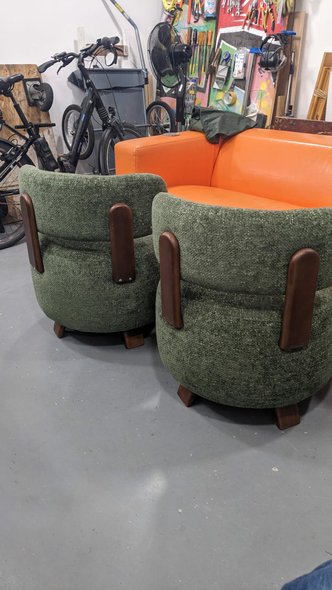 Paire de Fauteuils PLATON bois noyer tweed vert – Image 3