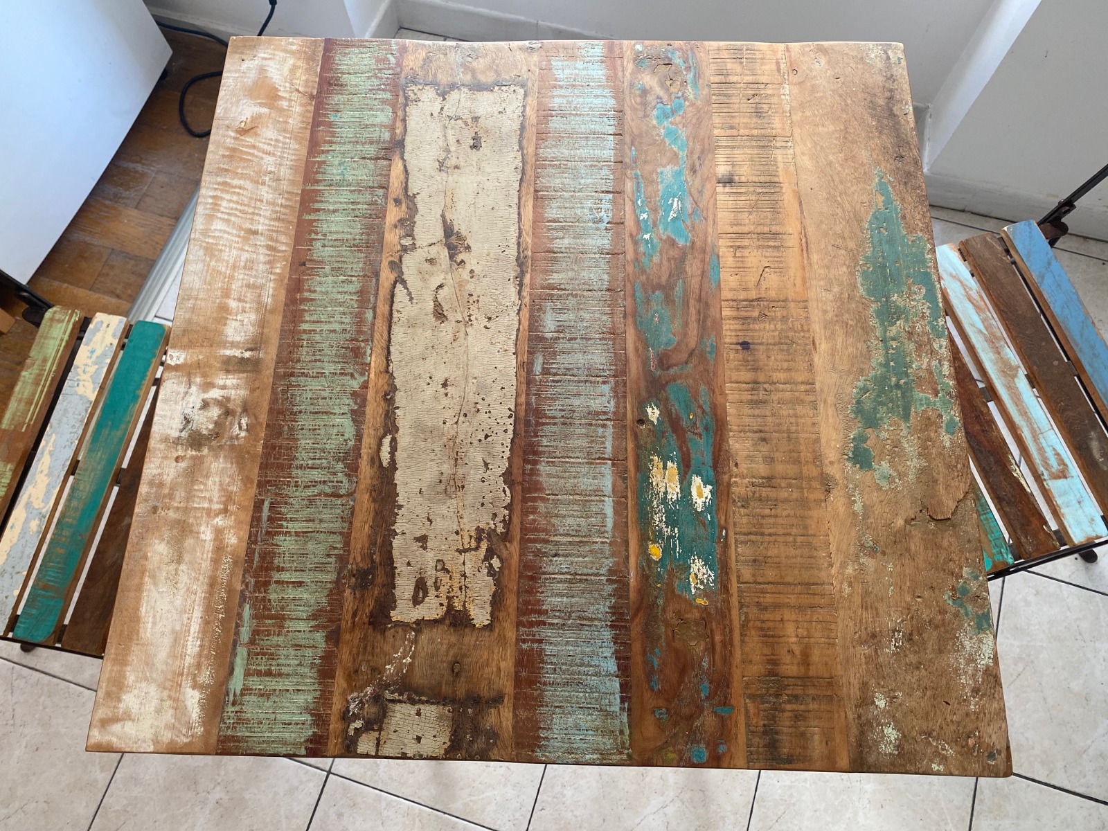Table de bistrot Maisons du Monde et ses 2 chaises pliantes – Image 6