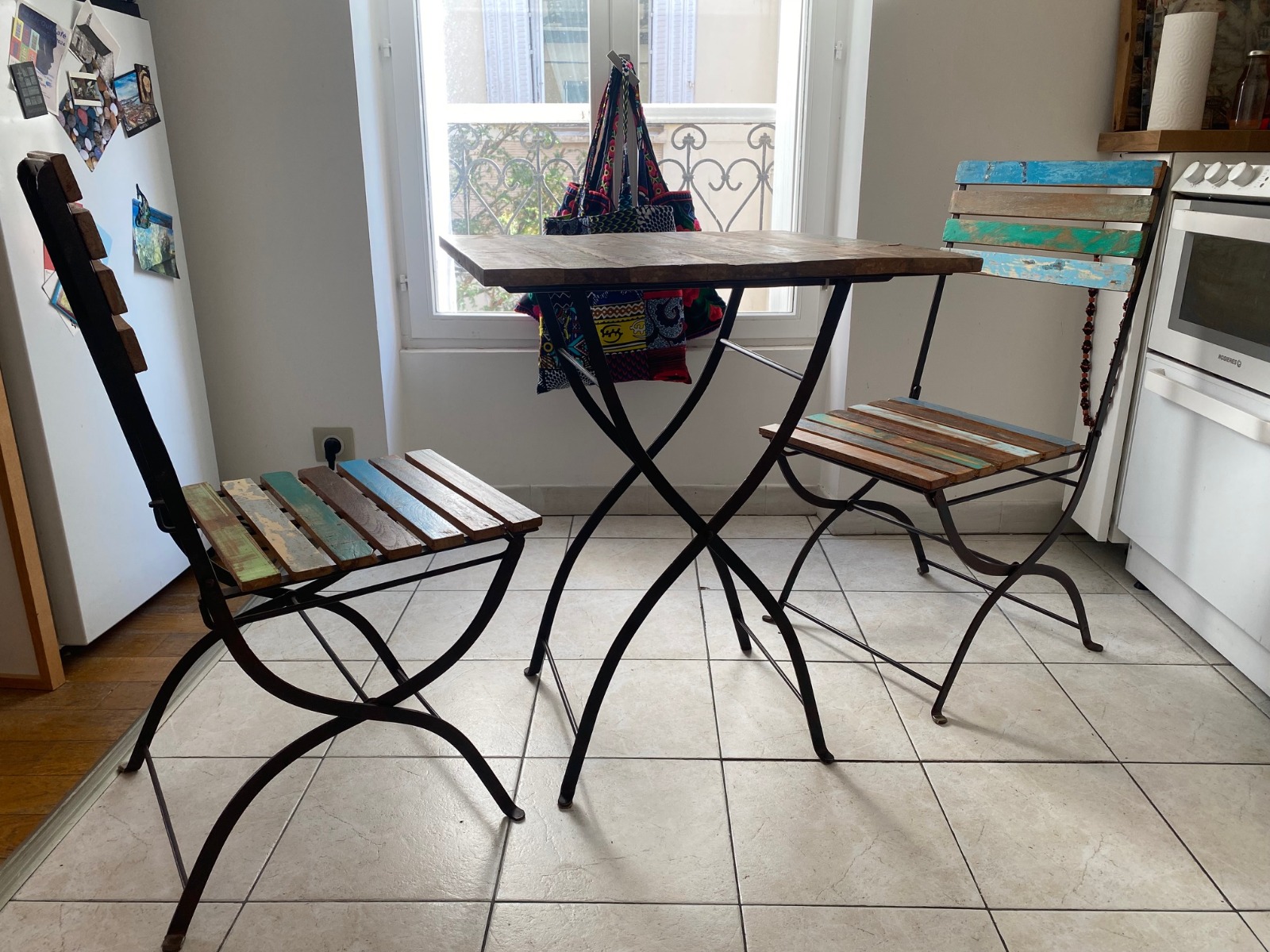 Table de bistrot Maisons du Monde et ses 2 chaises pliantes – Image 5