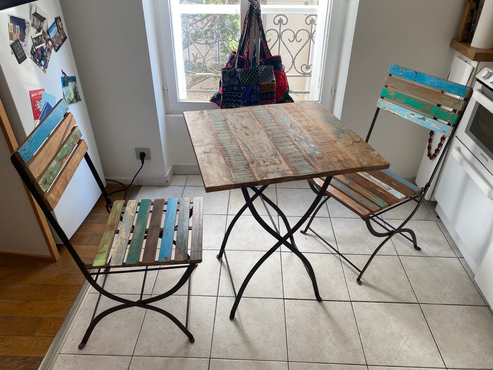 Table de bistrot Maisons du Monde et ses 2 chaises pliantes – Image 10