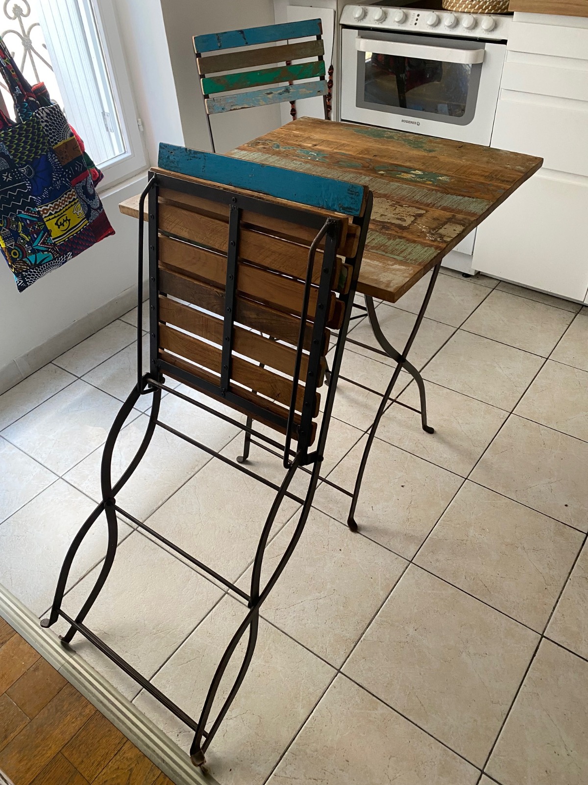 Table de bistrot Maisons du Monde et ses 2 chaises pliantes – Image 8