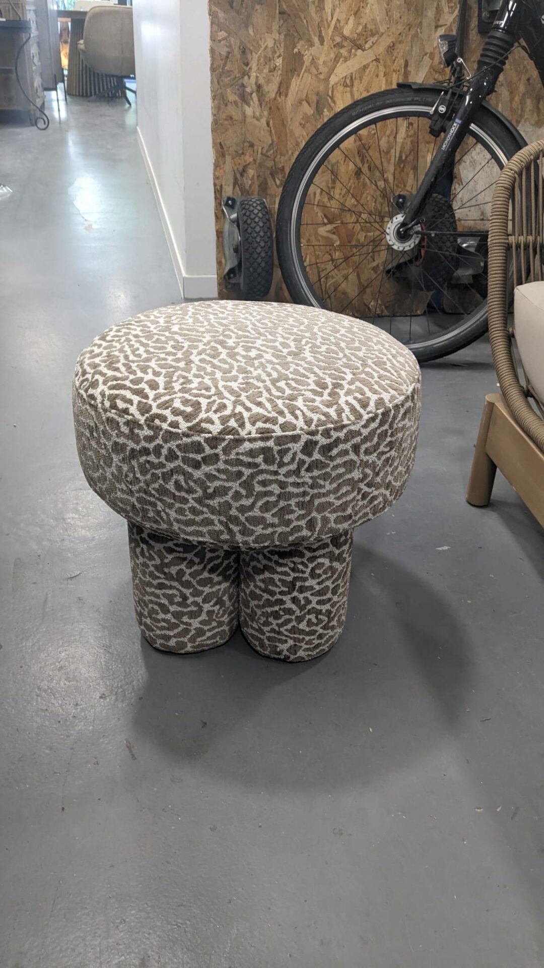Corinthe - Pouf ou tabouret, Léopard marron – Image 3