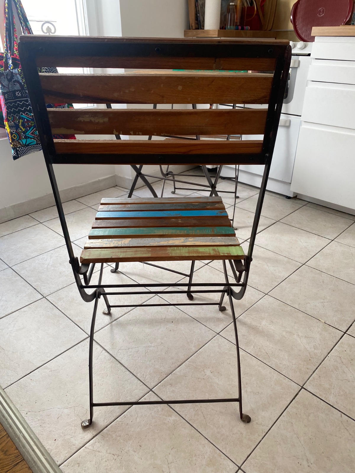 Table de bistrot Maisons du Monde et ses 2 chaises pliantes – Image 4