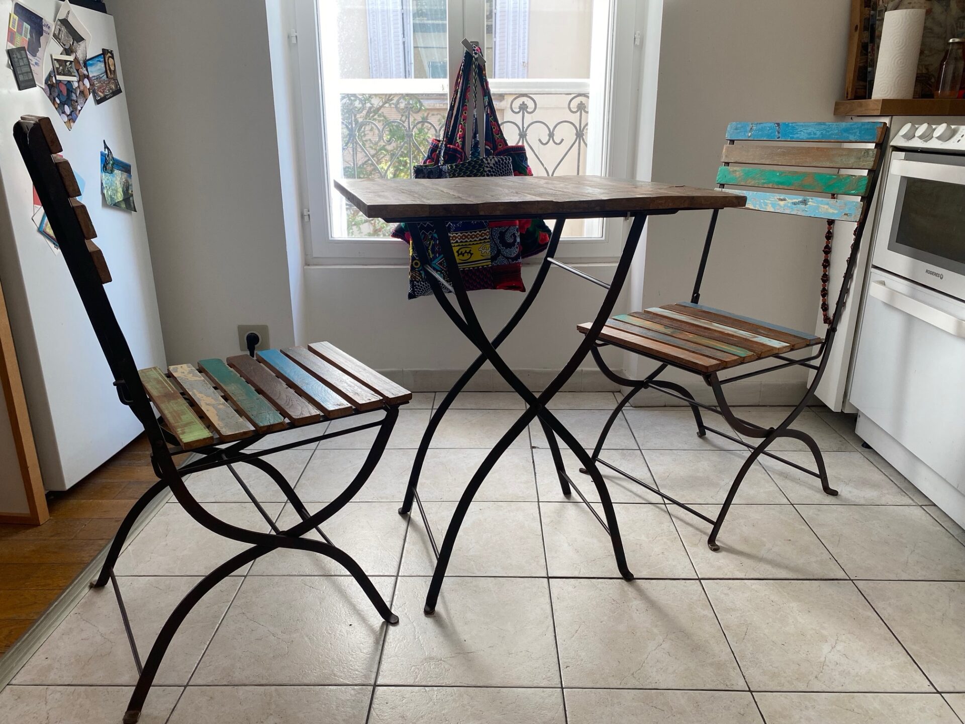 Table de bistrot Maisons du Monde et ses 2 chaises pliantes – Image 2