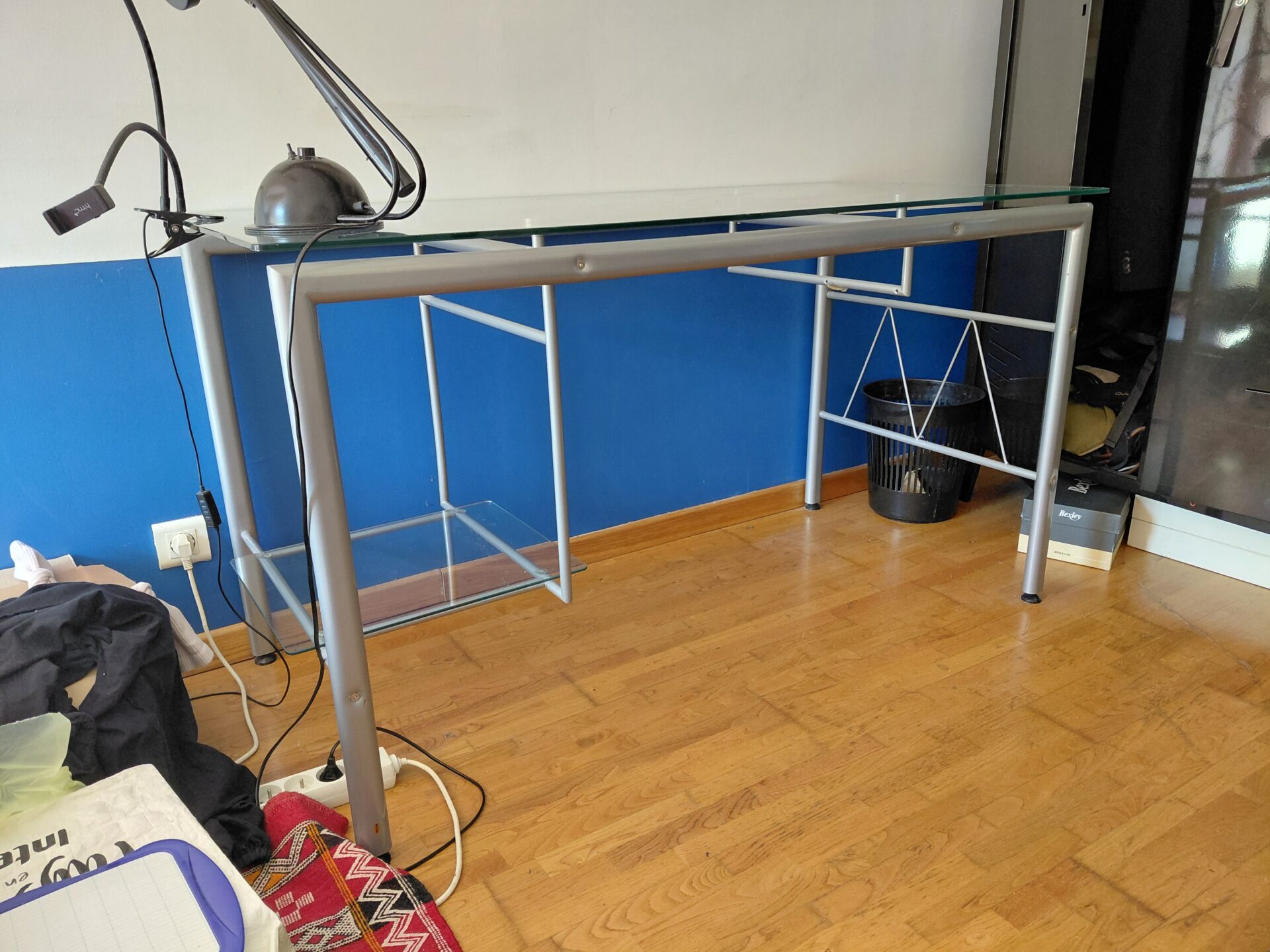Bureau en verre avec structure métallique – Image 4