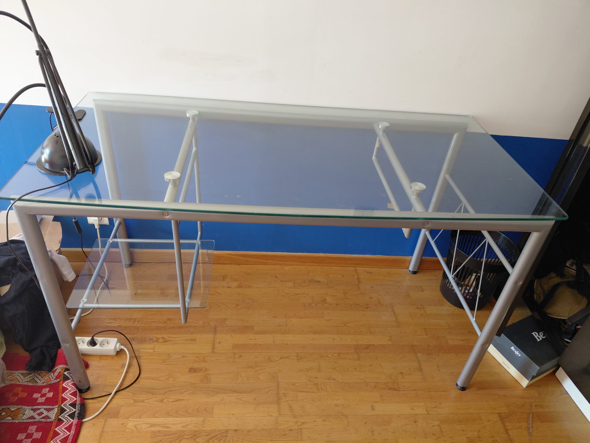 Bureau en verre avec structure métallique – Image 3