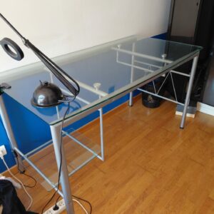 Bureau en verre avec structure métallique