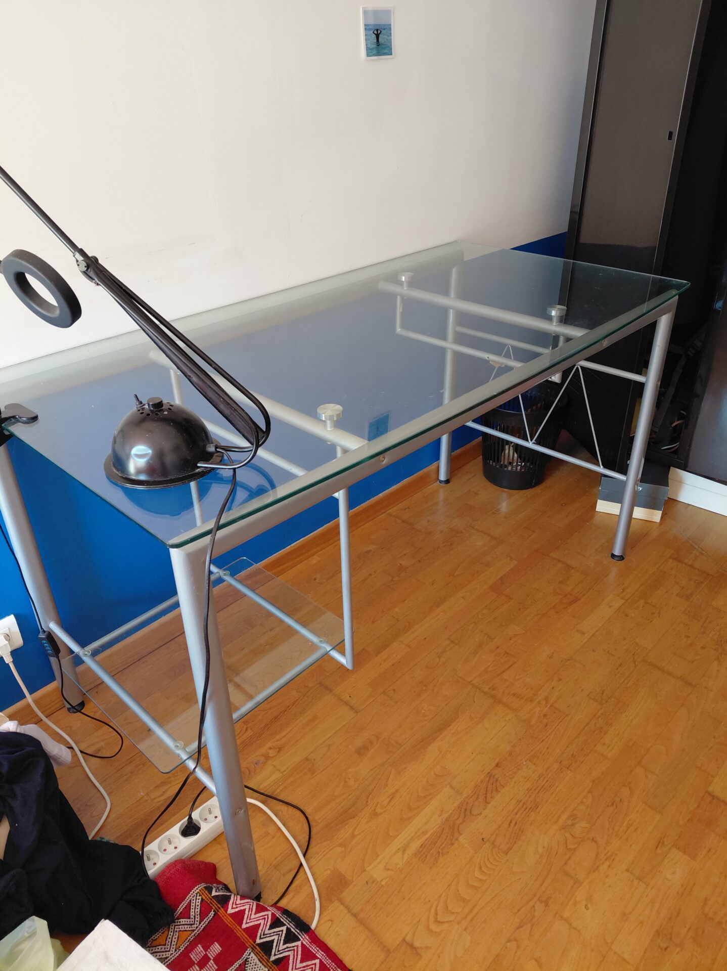 Bureau en verre avec structure métallique