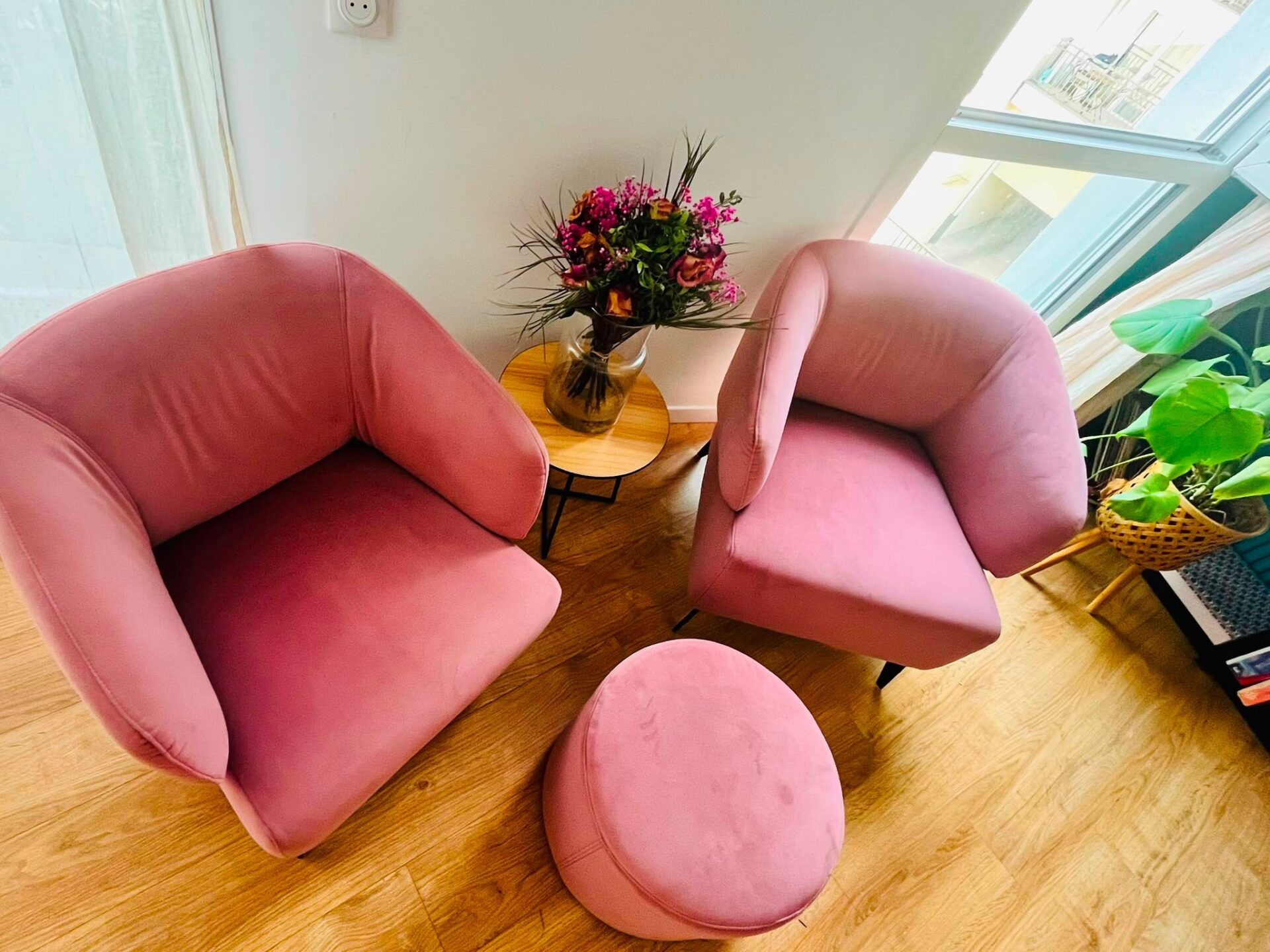Paire de fauteuils et un pouf – Image 3