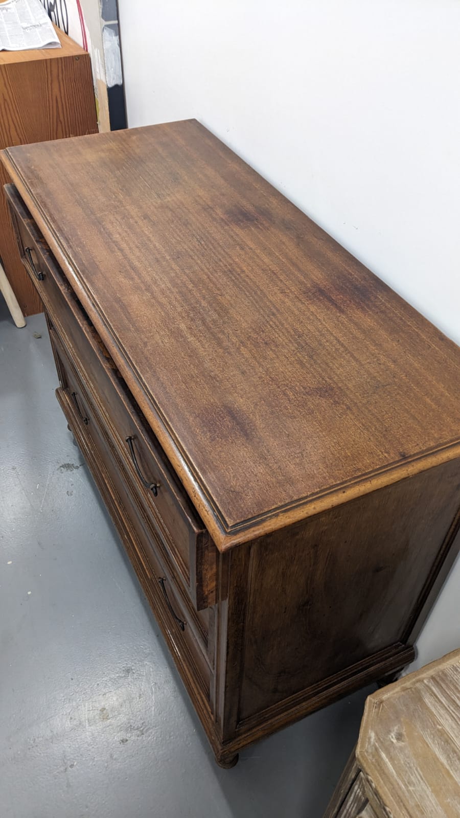 Commode de style Louis XVI en bois massif – Image 9