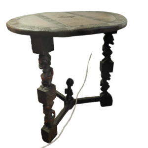 Table d’appoint en bois sculptée