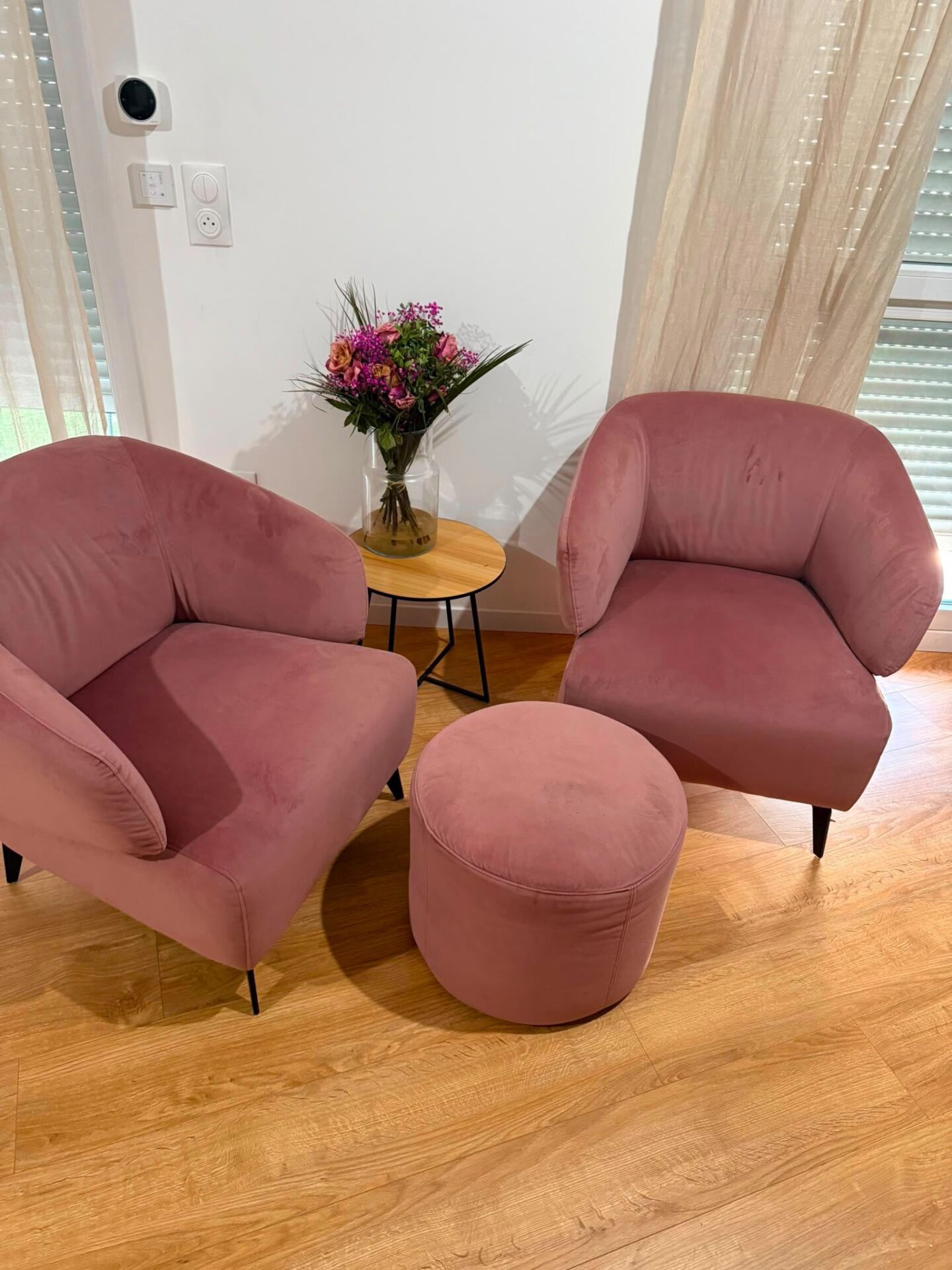 Paire de fauteuils et un pouf – Image 2