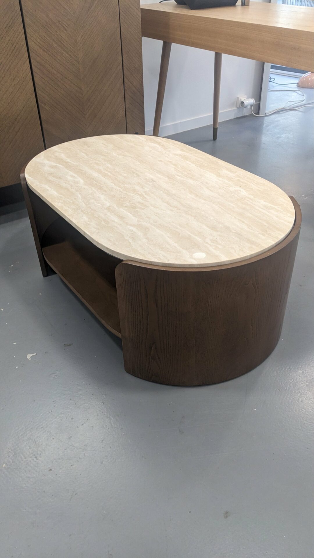 Table basse ovale bois teinté noyer et travertin ELIPSE – Image 7